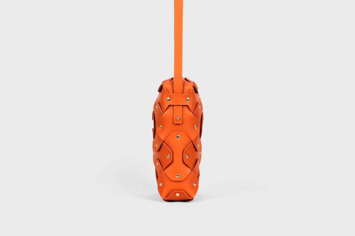 Rivet Bag Tall Orange Colour Leather Vegetable Tanned Modern Minimal Design Premium Quality Atelier Madre Manuel Dreesmann Barcelona 4