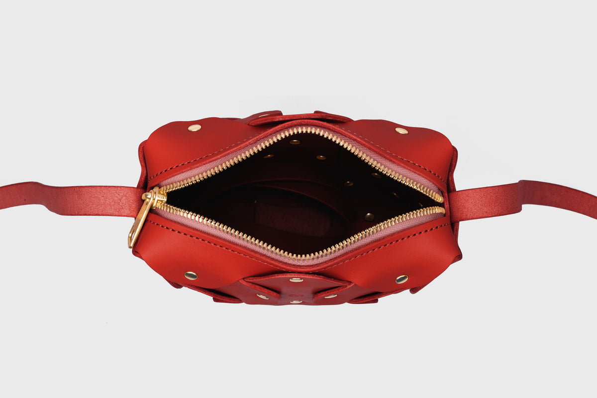 Rivet Bag Tall Red Colour Leather Vegetable Tanned Modern Minimal Design Premium Quality Atelier Madre Manuel Dreesmann Barcelona 6