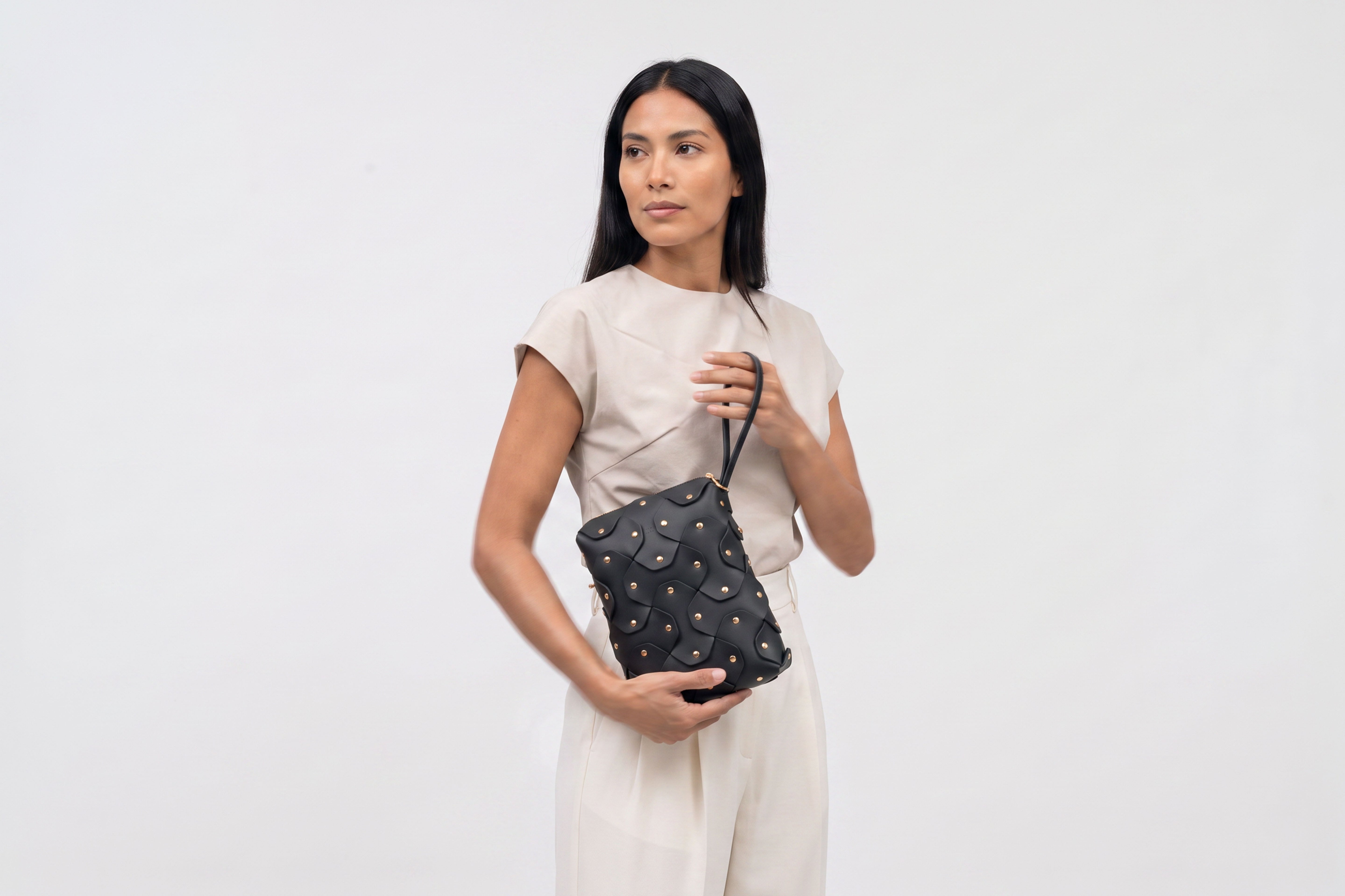 Rivet Bag Tall, Black Colour, On a model, Vegetable-Tanned Leather, Modern Minimal Design. Premium Quality, Atelier Madre, Manuel-Dreesmann, Barcelona