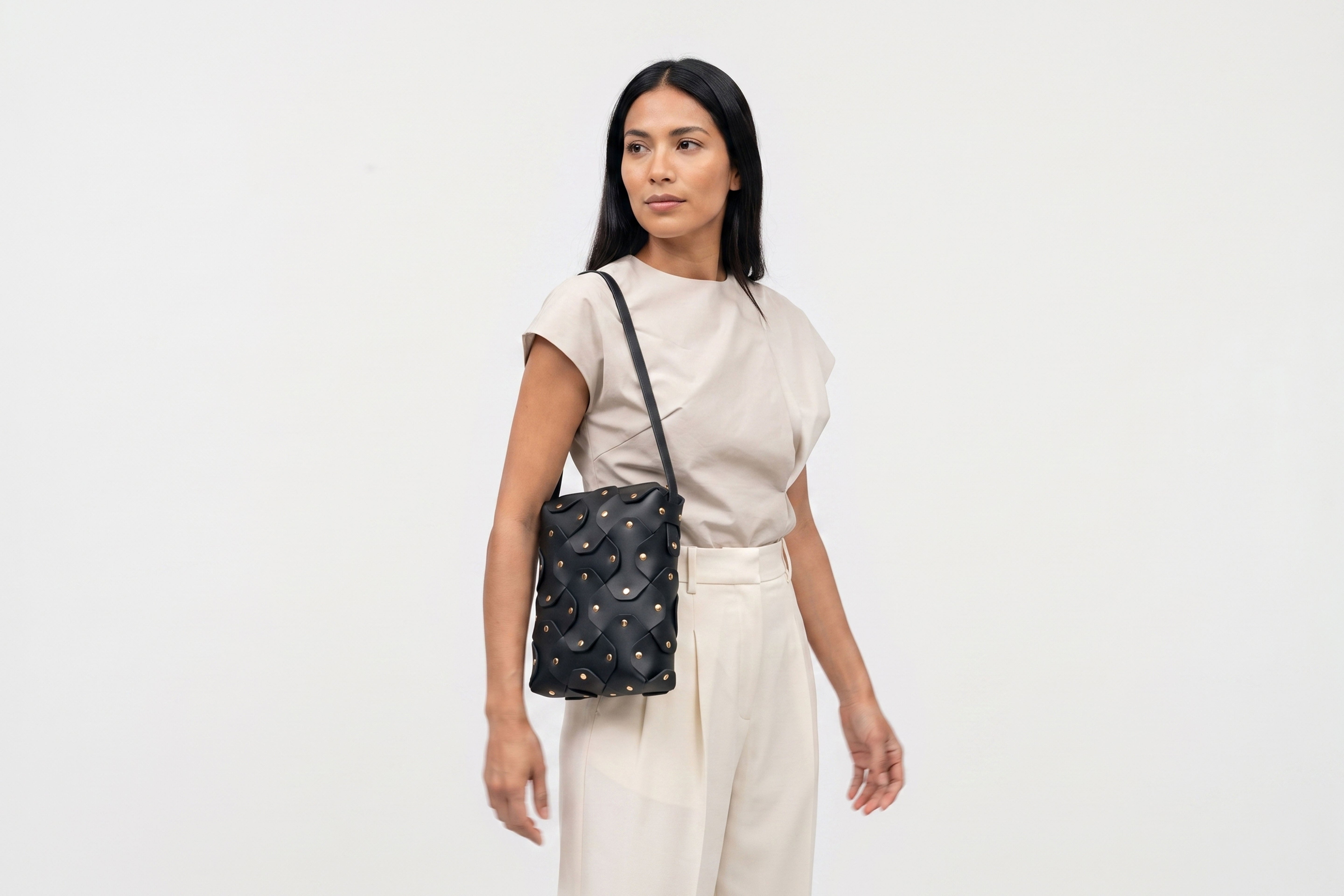 Rivet Bag Tall, Black Colour, On a model, Vegetable-Tanned Leather, Modern Minimal Design. Premium Quality, Atelier Madre, Manuel-Dreesmann, Barcelona