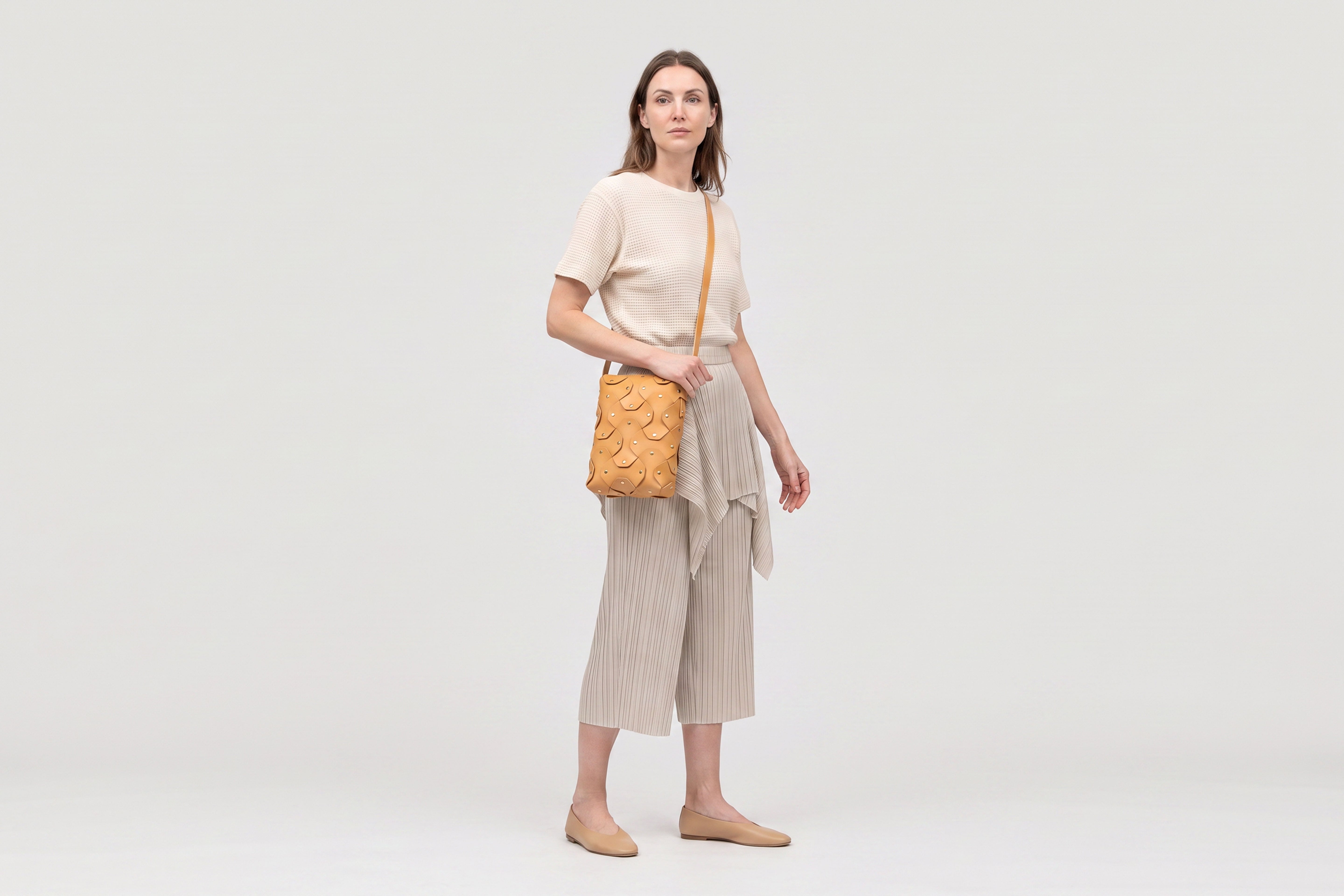 Rivet Bag Tall, Brown Colour, On a model, Vegetable-Tanned Leather, Modern Minimal Design. Premium Quality, Atelier Madre, Manuel-Dreesmann, Barcelona
