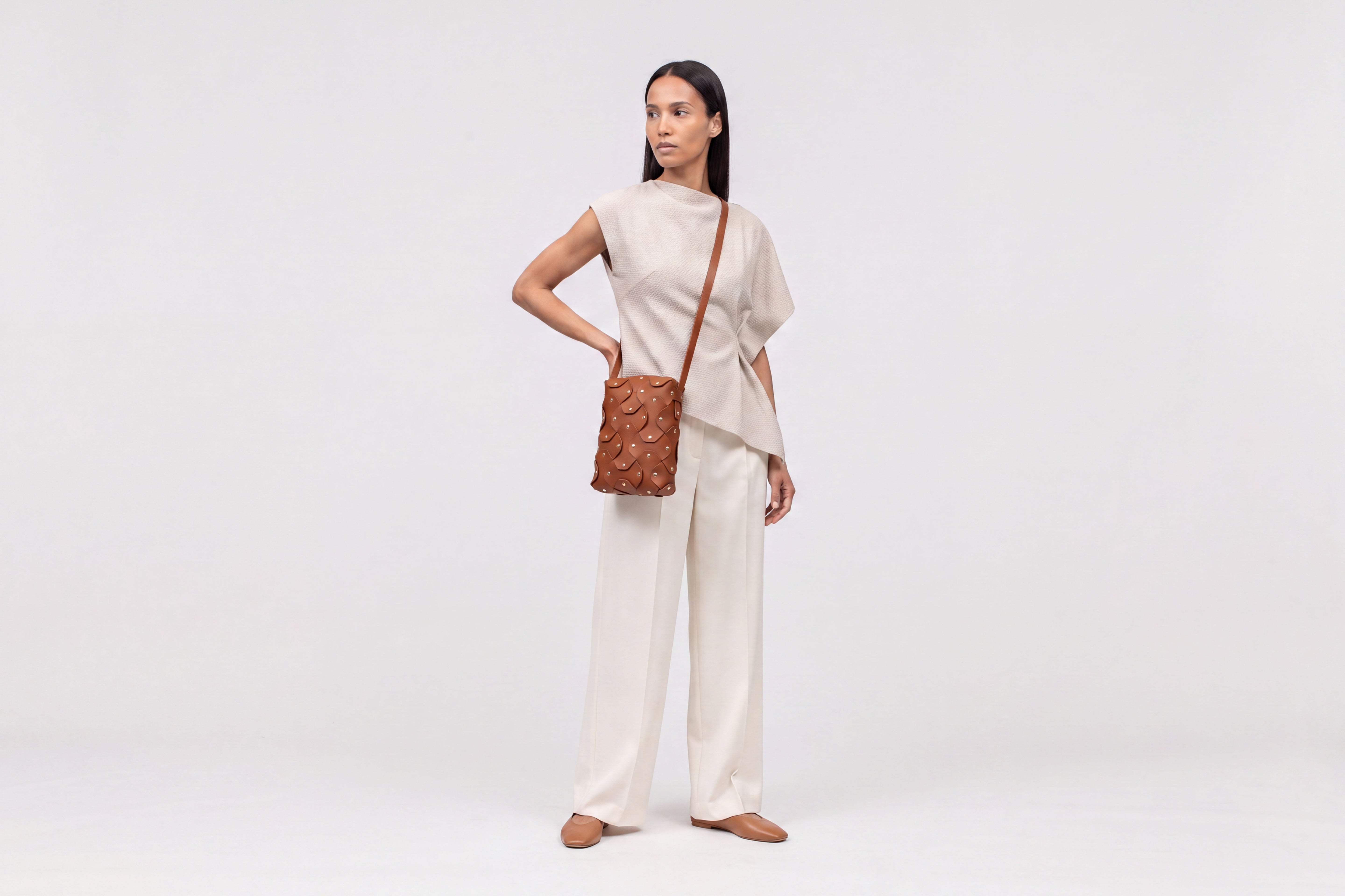 Rivet Bag Tall, Dark Brown Colour, On a model, Vegetable-Tanned Leather, Modern Minimal Design. Premium Quality, Atelier Madre, Manuel-Dreesmann, Barcelona