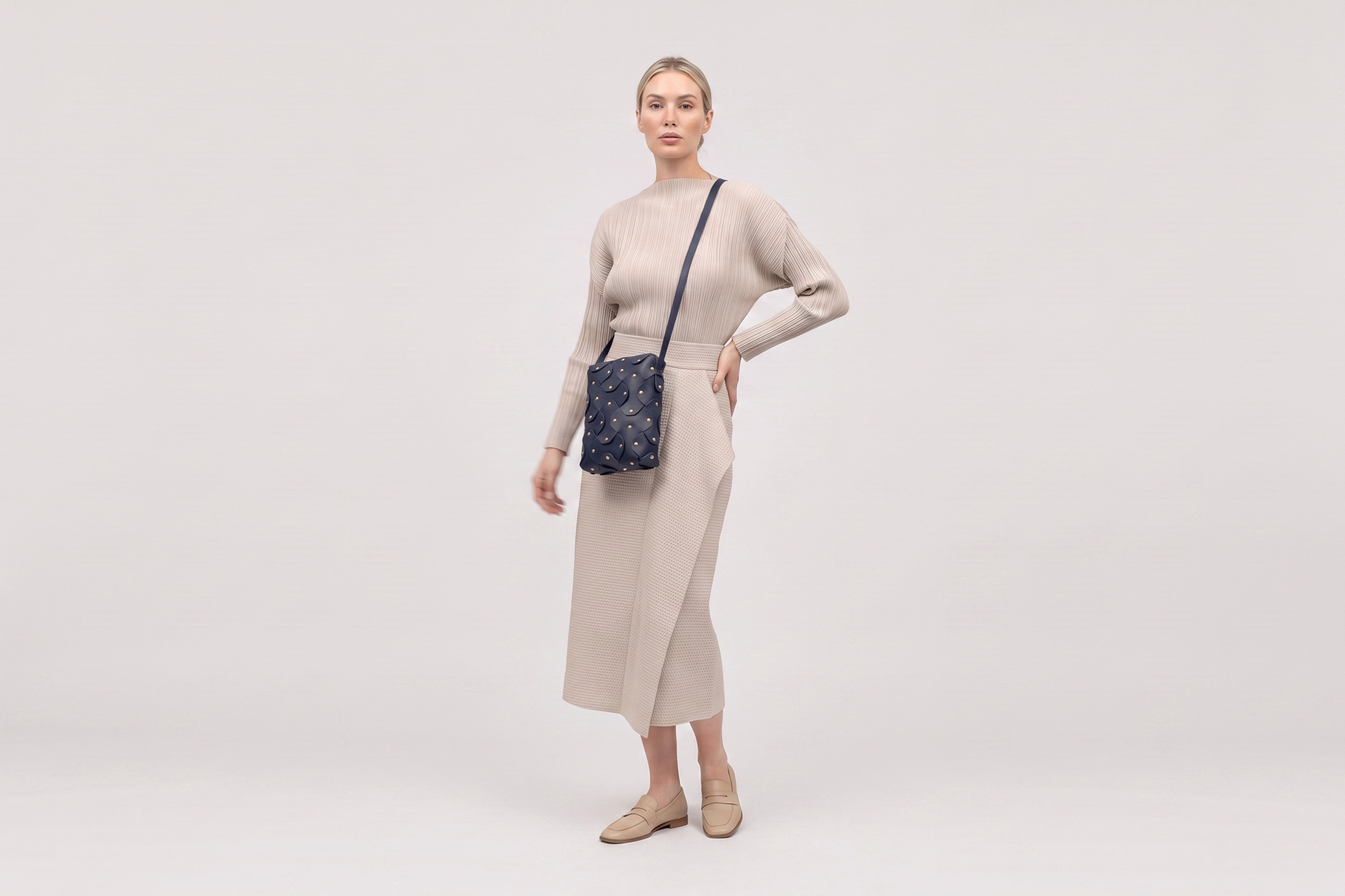 Rivet Bag Tall, Marine Blue Colour, On a model, Vegetable-Tanned Leather, Modern Minimal Design. Premium Quality, Atelier Madre, Manuel-Dreesmann, Barcelona