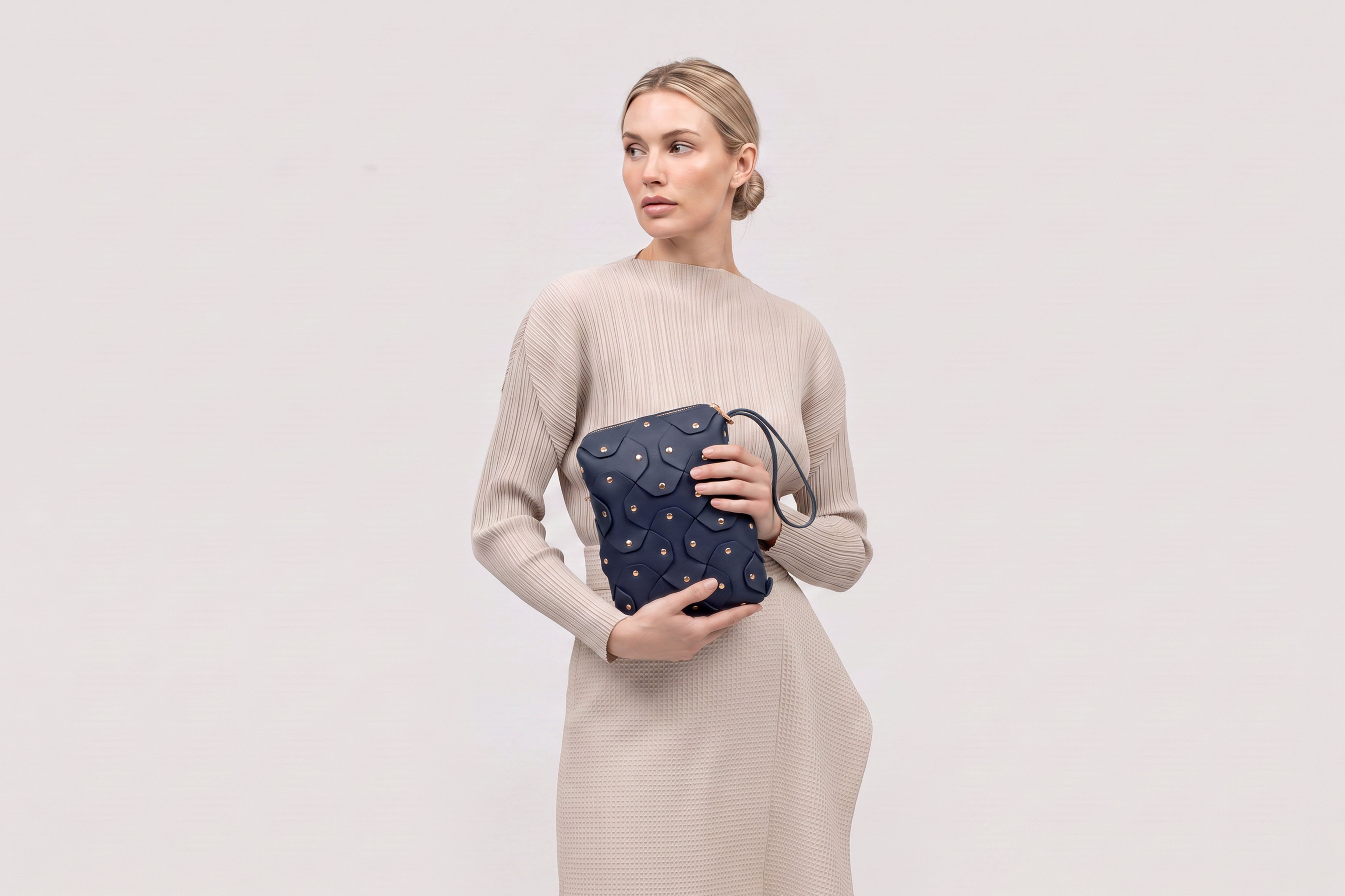 Rivet Bag Tall, Marine Blue Colour, On a model, Vegetable-Tanned Leather, Modern Minimal Design. Premium Quality, Atelier Madre, Manuel-Dreesmann, Barcelona
