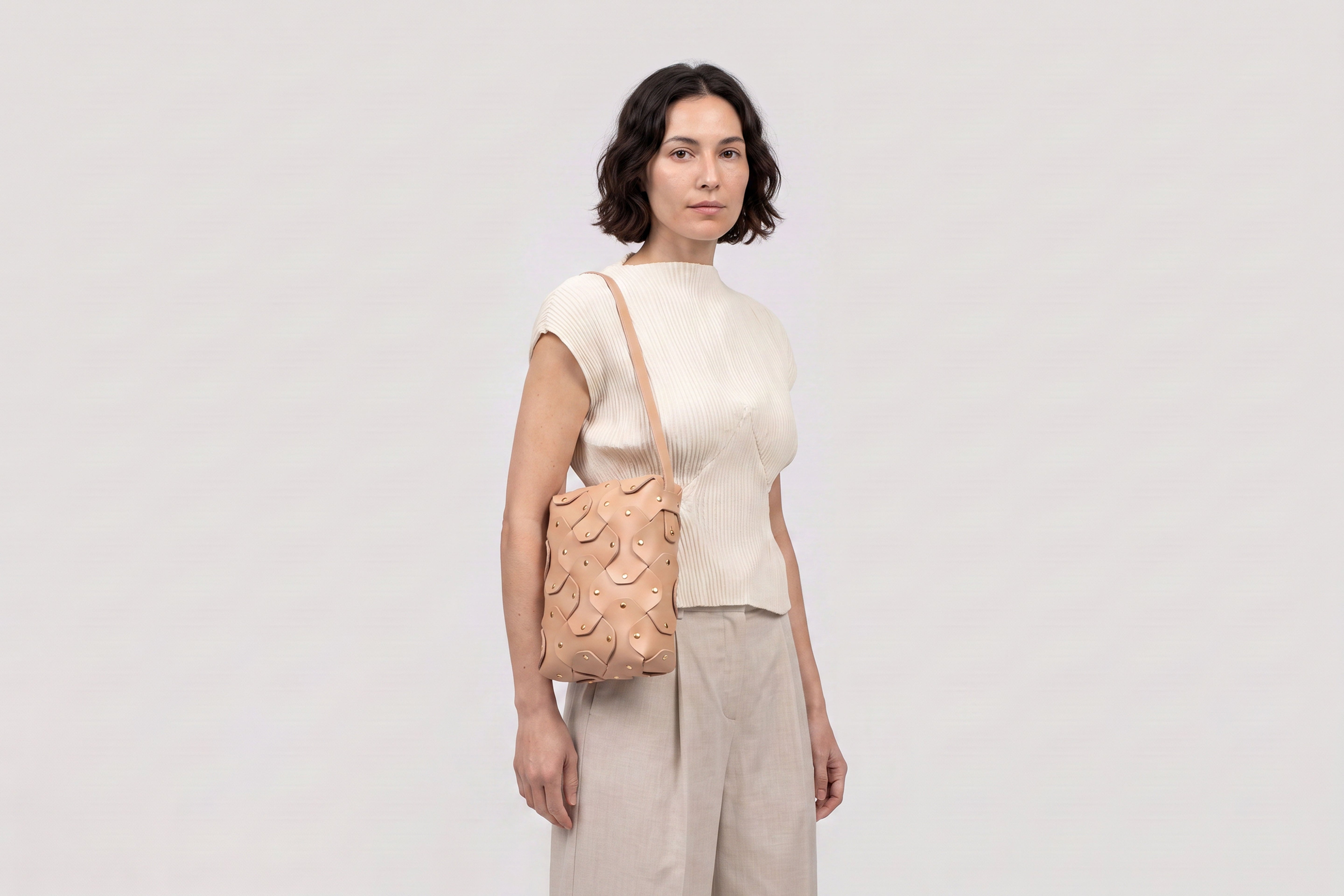 Rivet Bag Tall, Natural Colour, On a model, Vegetable-Tanned Leather, Modern Minimal Design. Premium Quality, Atelier Madre, Manuel-Dreesmann, Barcelona