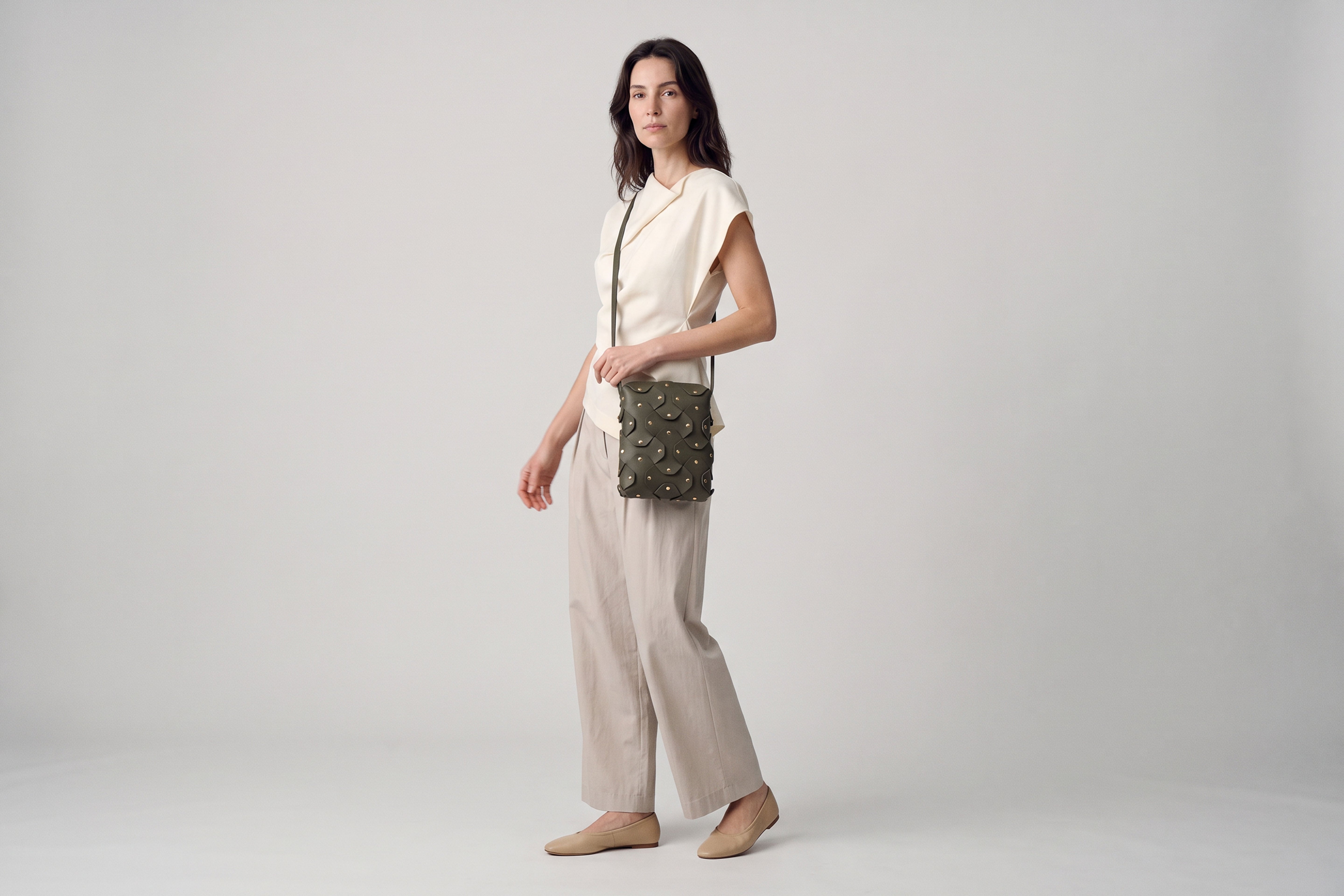 Rivet Bag Tall, Olive Green Colour, On a model, Vegetable-Tanned Leather, Modern Minimal Design. Premium Quality, Atelier Madre, Manuel-Dreesmann, Barcelona