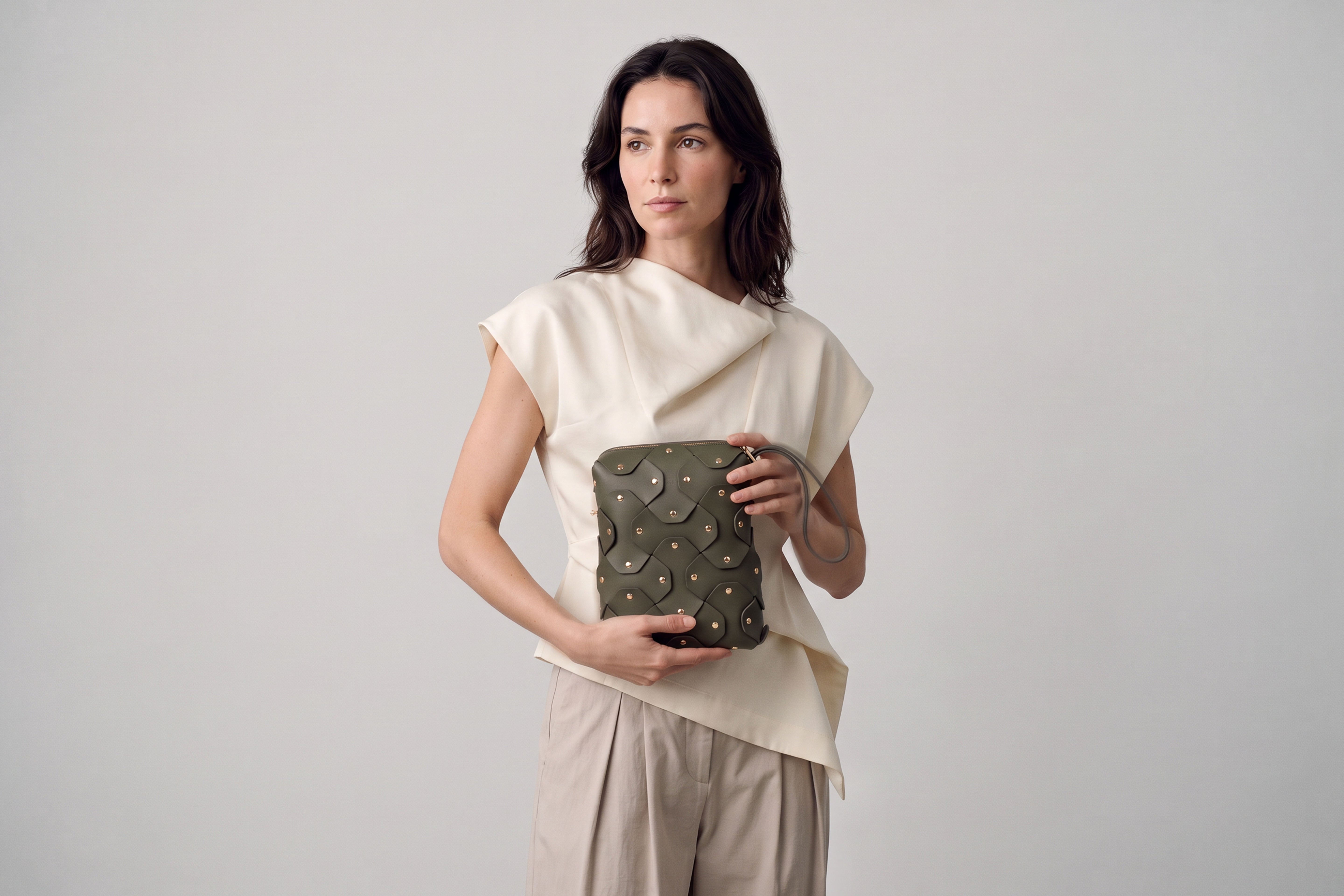 Rivet Bag Tall, Olive Green Colour, On a model, Vegetable-Tanned Leather, Modern Minimal Design. Premium Quality, Atelier Madre, Manuel-Dreesmann, Barcelona