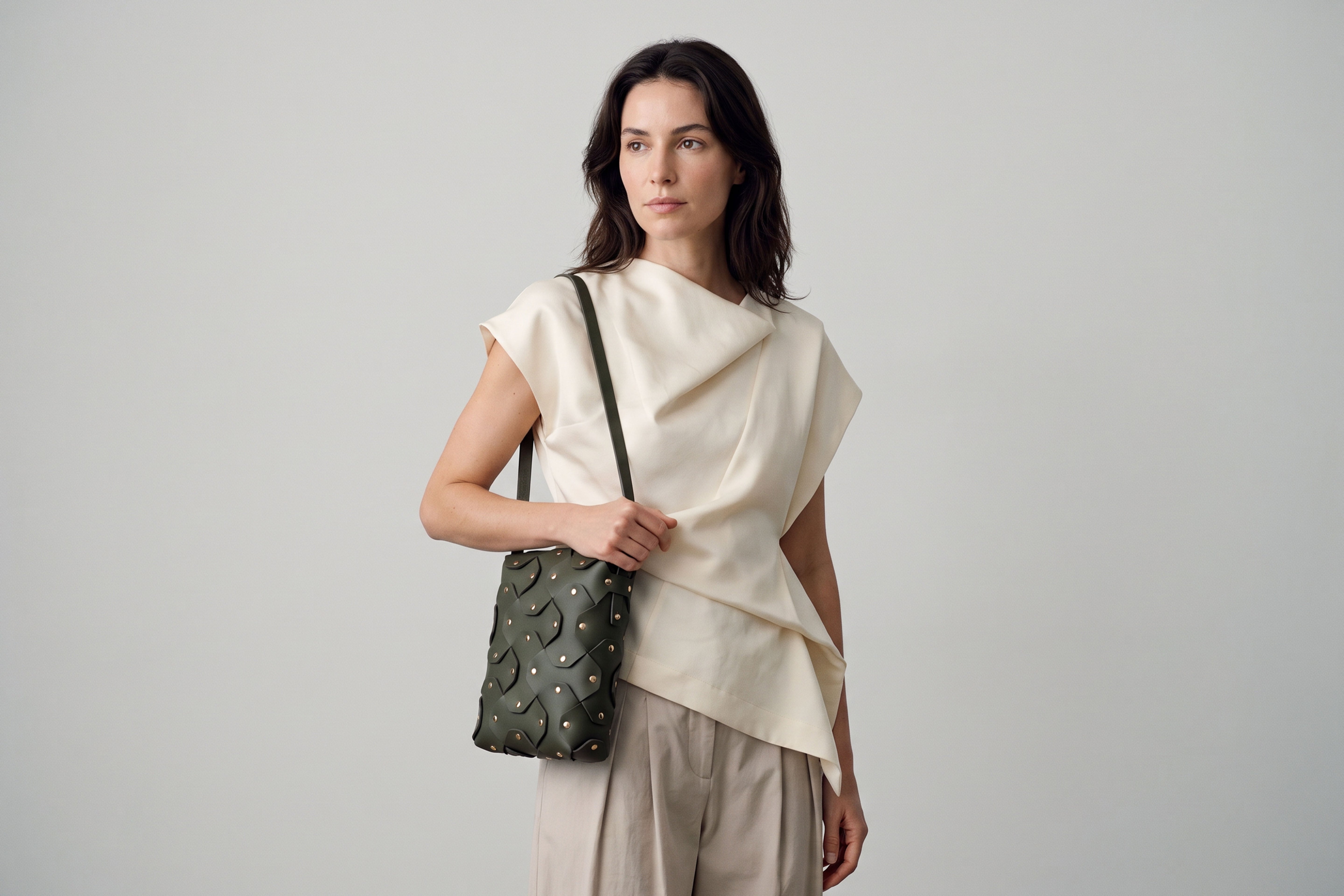 Rivet Bag Tall, Olive Green Colour, On a model, Vegetable-Tanned Leather, Modern Minimal Design. Premium Quality, Atelier Madre, Manuel-Dreesmann, Barcelona