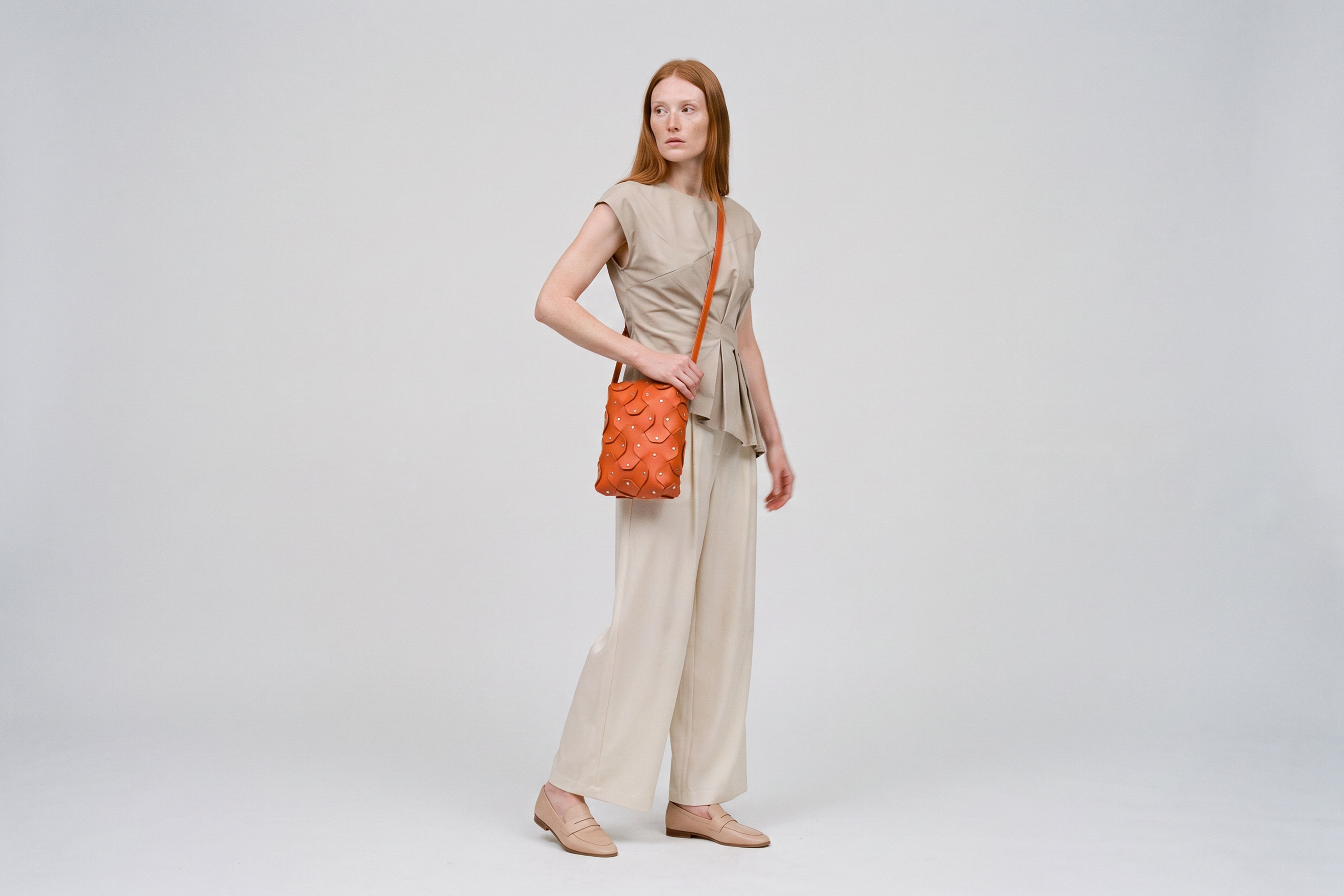 Rivet Bag Tall, Orange Colour, On a model, Vegetable-Tanned Leather, Modern Minimal Design. Premium Quality, Atelier Madre, Manuel-Dreesmann, Barcelona