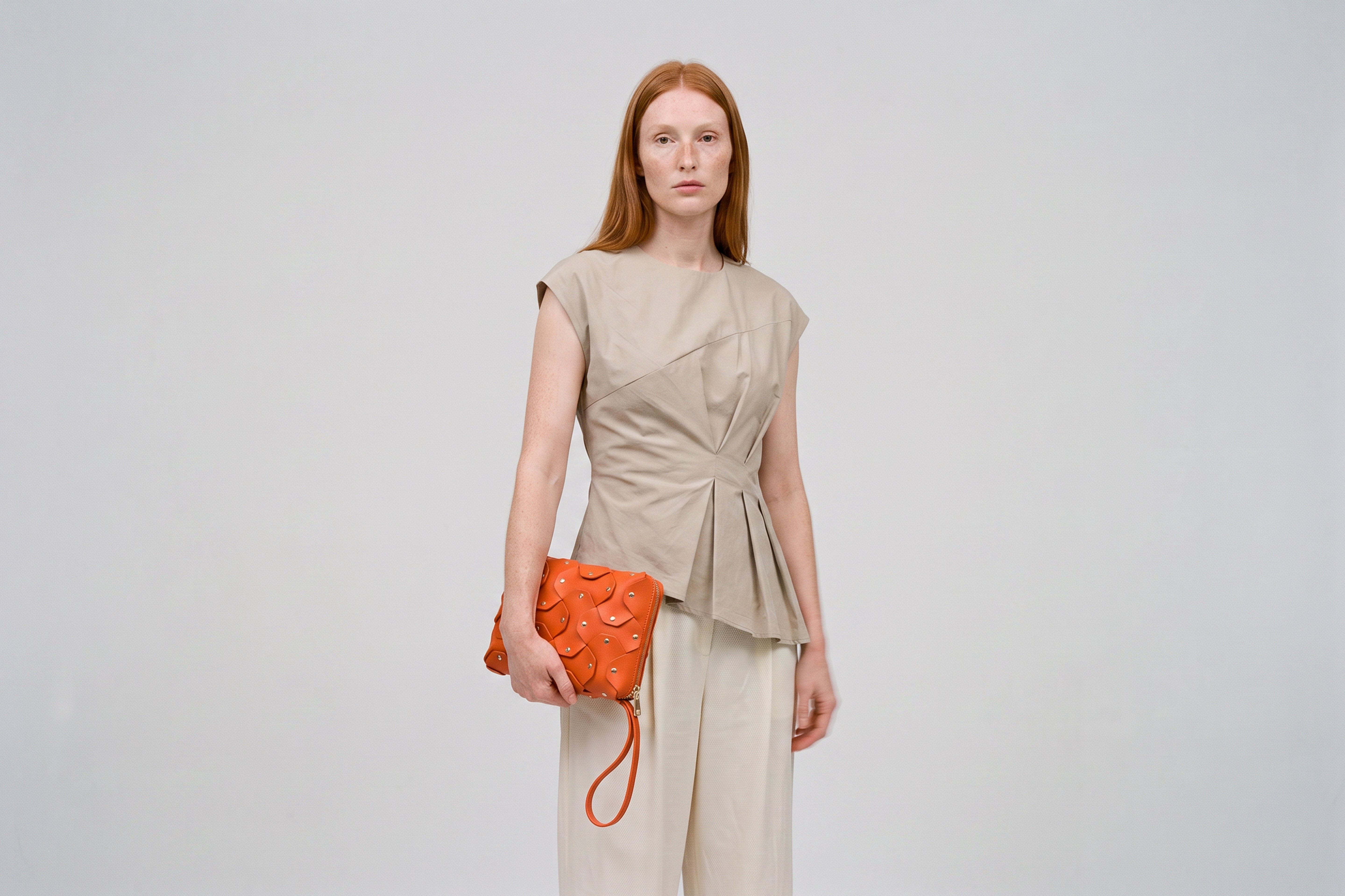 Rivet Bag Tall, Orange Colour, On a model, Vegetable-Tanned Leather, Modern Minimal Design. Premium Quality, Atelier Madre, Manuel-Dreesmann, Barcelona