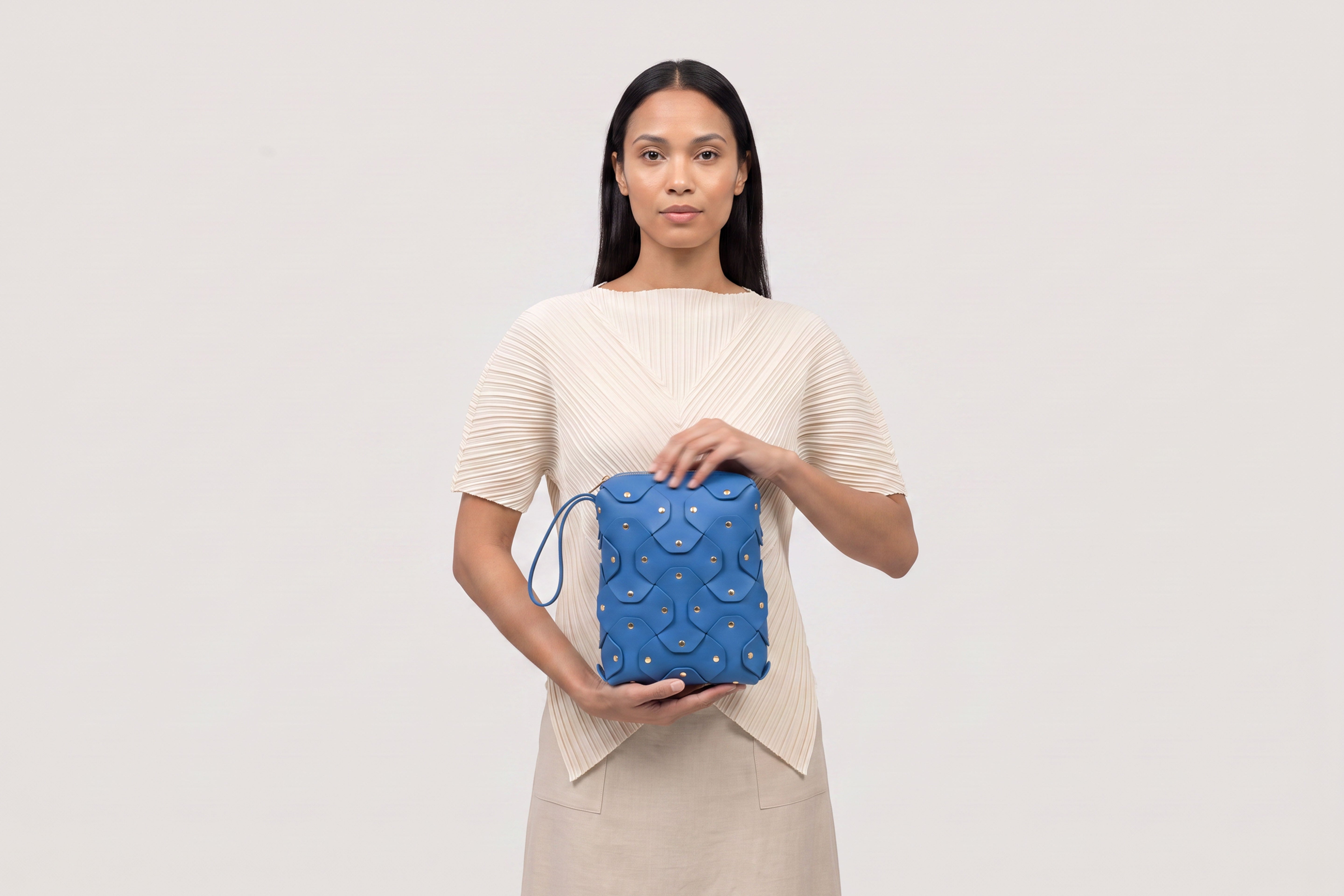 Rivet Bag Tall, Royal Blue Colour, On a model, Vegetable-Tanned Leather, Modern Minimal Design. Premium Quality, Atelier Madre, Manuel-Dreesmann, Barcelona