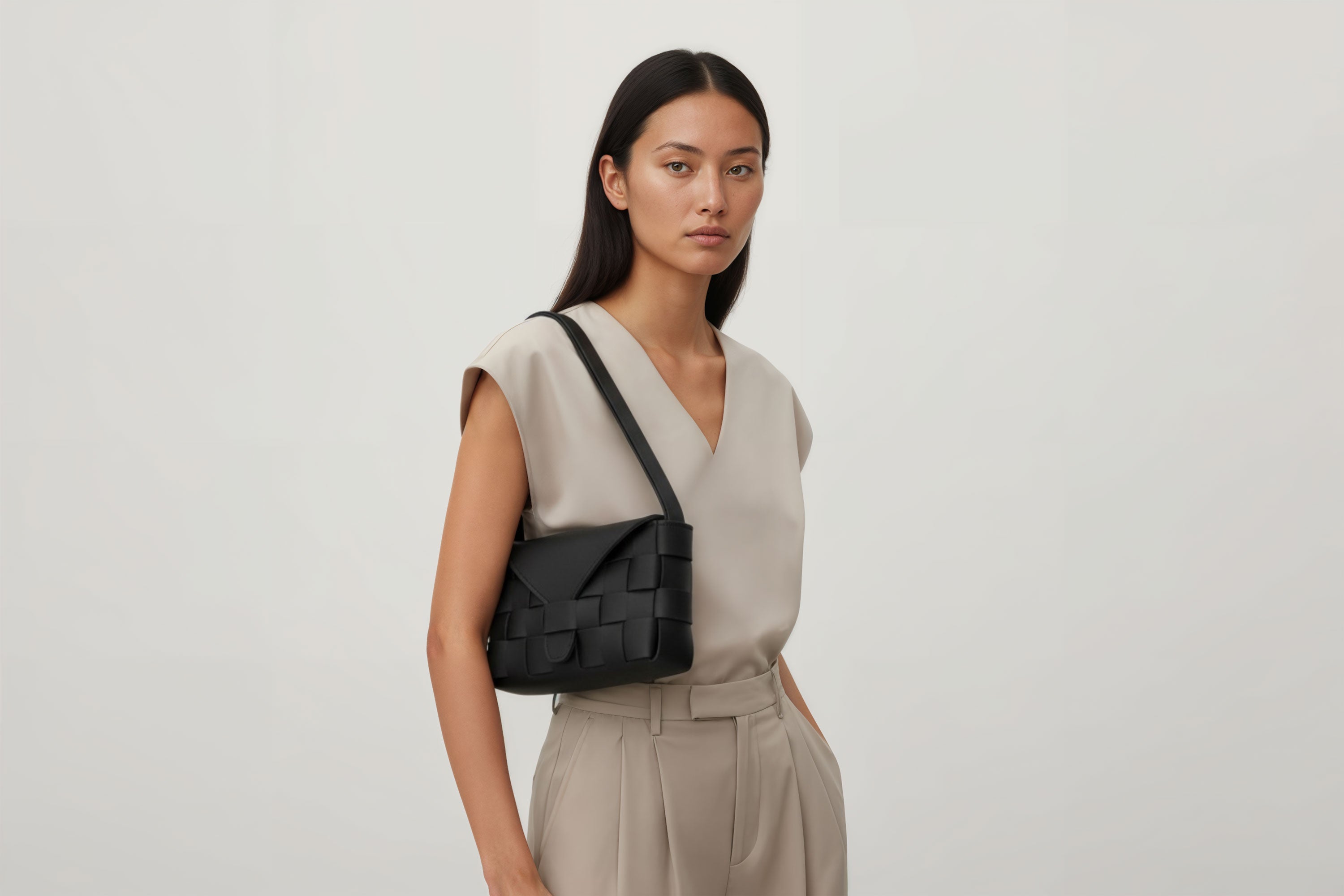 Leather Bag Black Color Big Saka On A Woman Model Braided  Vegetable Tanned Leather Modern Minimalist Design Premium Quality Atelier Madre Manuel Dreesmann Barcelona Spain