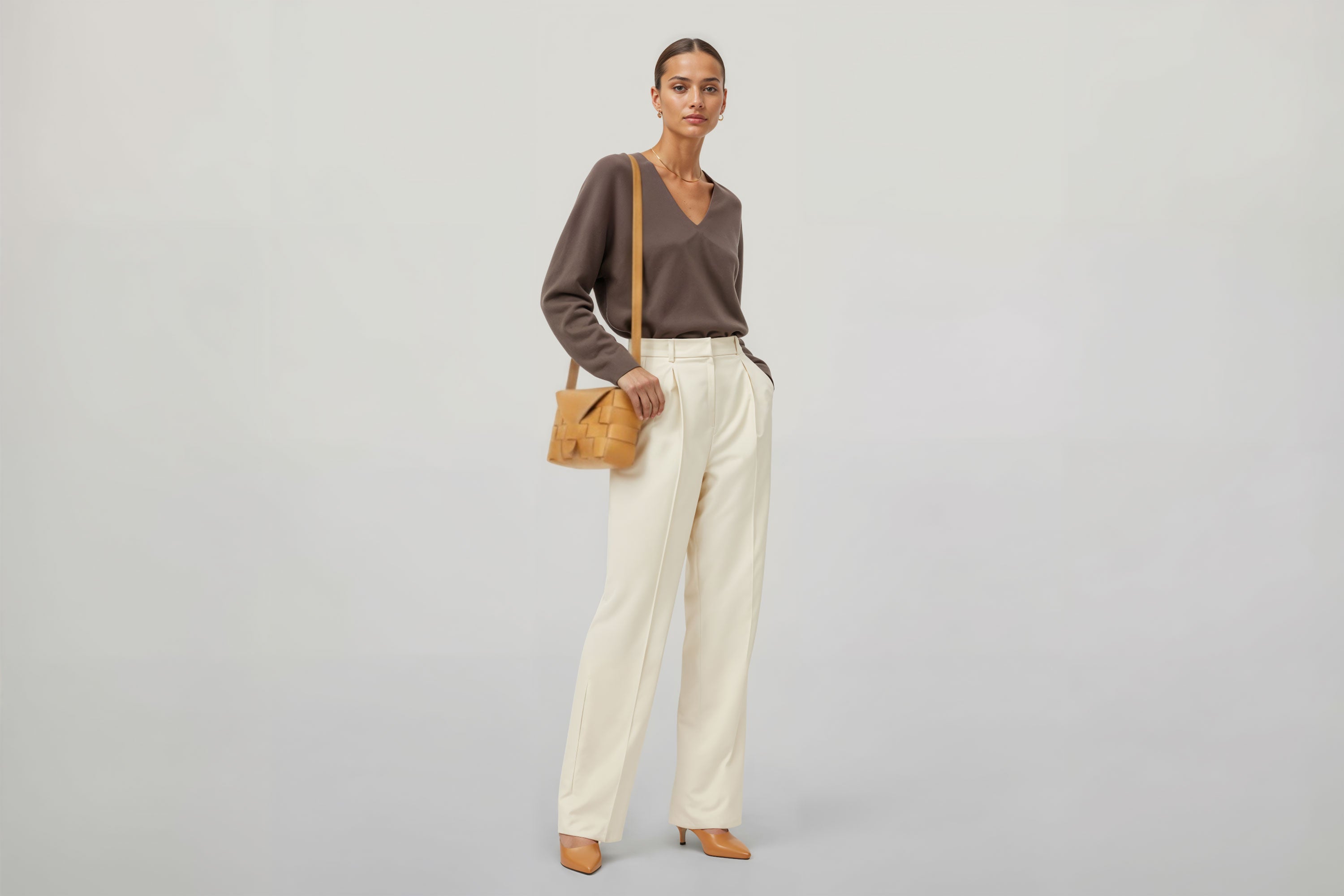 Leather Bag Brown Color Big Saka On A Woman Model Braided  Vegetable Tanned Leather Modern Minimalist Design Premium Quality Atelier Madre Manuel Dreesmann Barcelona Spain