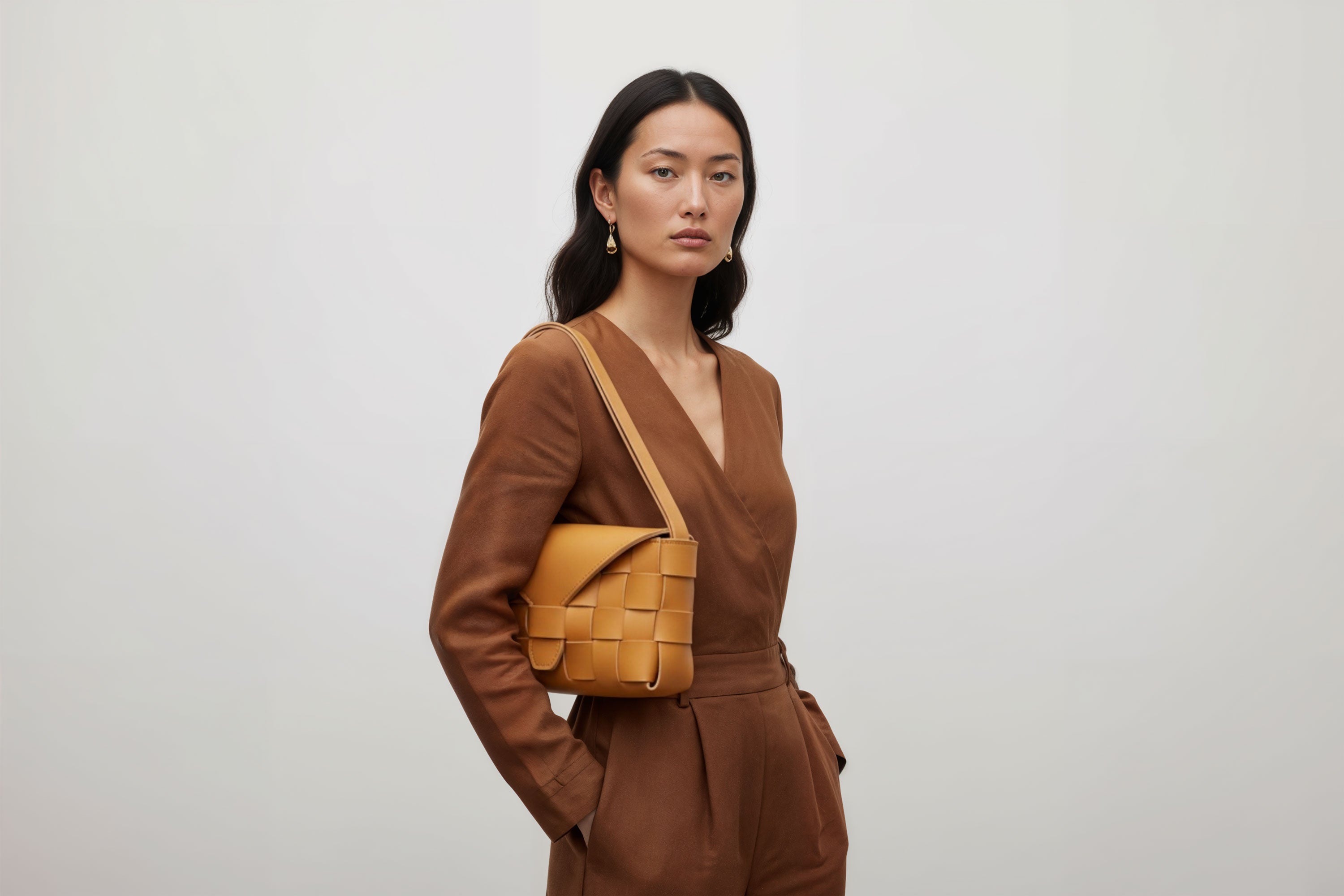 Leather Bag Brown Color Big Saka On A Woman Model Braided  Vegetable Tanned Leather Modern Minimalist Design Premium Quality Atelier Madre Manuel Dreesmann Barcelona Spain