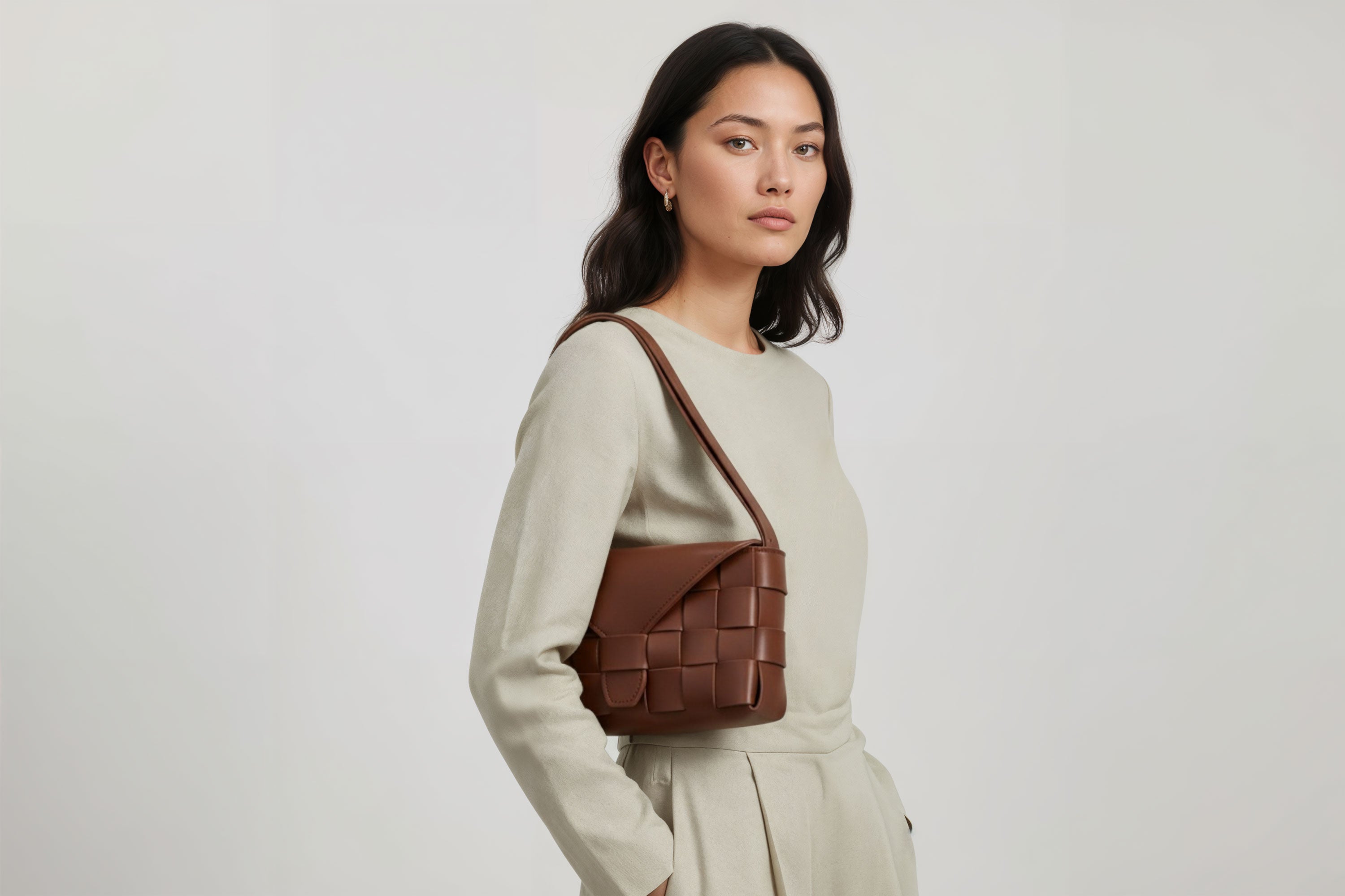 Leather Bag Dark Brown Color Big Saka On A Woman Model Braided  Vegetable Tanned Leather Modern Minimalist Design Premium Quality Atelier Madre Manuel Dreesmann Barcelona Spain