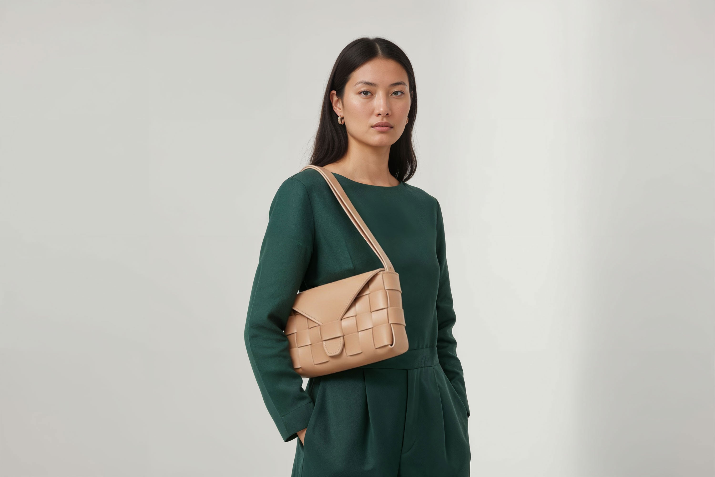 Leather Bag Natural Color Big Saka On A Woman Model Braided  Vegetable Tanned Leather Modern Minimalist Design Premium Quality Atelier Madre Manuel Dreesmann Barcelona Spain