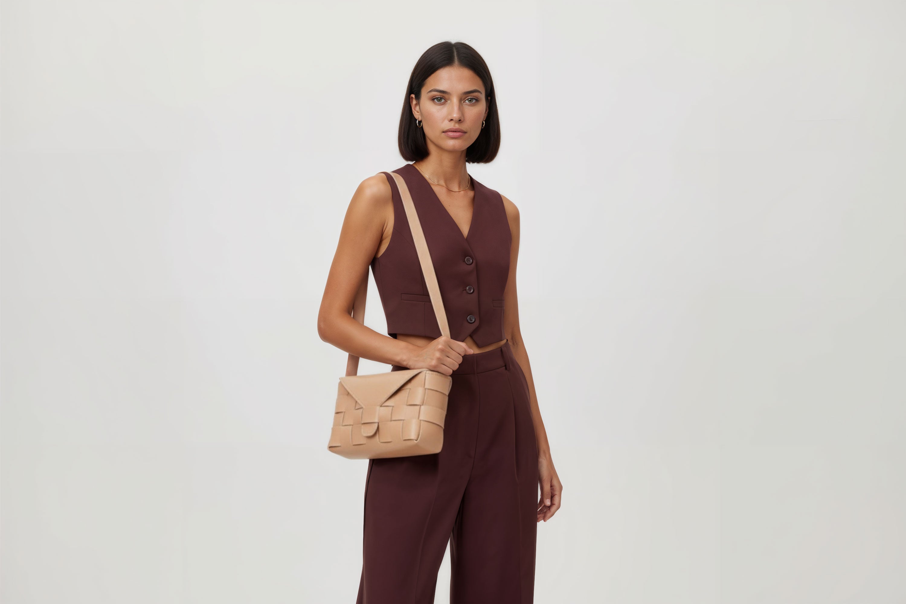 Leather Bag Natural Color Big Saka On A Woman Model Braided  Vegetable Tanned Leather Modern Minimalist Design Premium Quality Atelier Madre Manuel Dreesmann Barcelona Spain