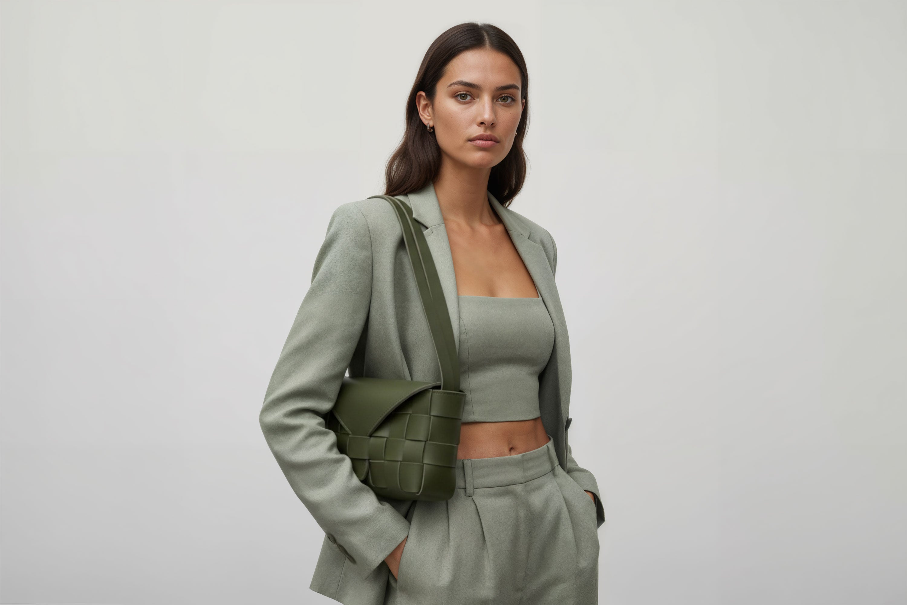 Leather Bag Olive Green Color Big Saka On A Woman Model Braided  Vegetable Tanned Leather Modern Minimalist Design Premium Quality Atelier Madre Manuel Dreesmann Barcelona Spain