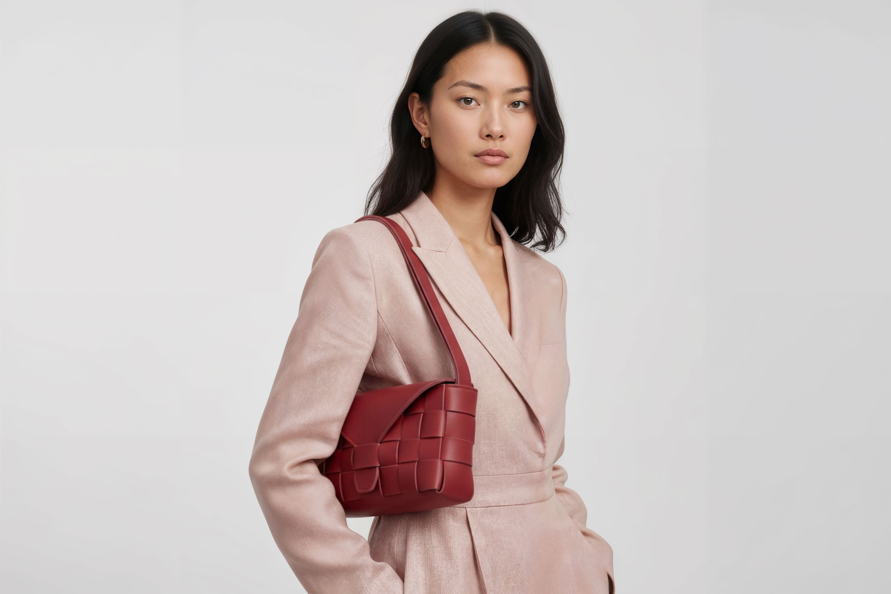 Leather Bag Red Color Big Saka On A Woman Model Braided  Vegetable Tanned Leather Modern Minimalist Design Premium Quality Atelier Madre Manuel Dreesmann Barcelona Spain