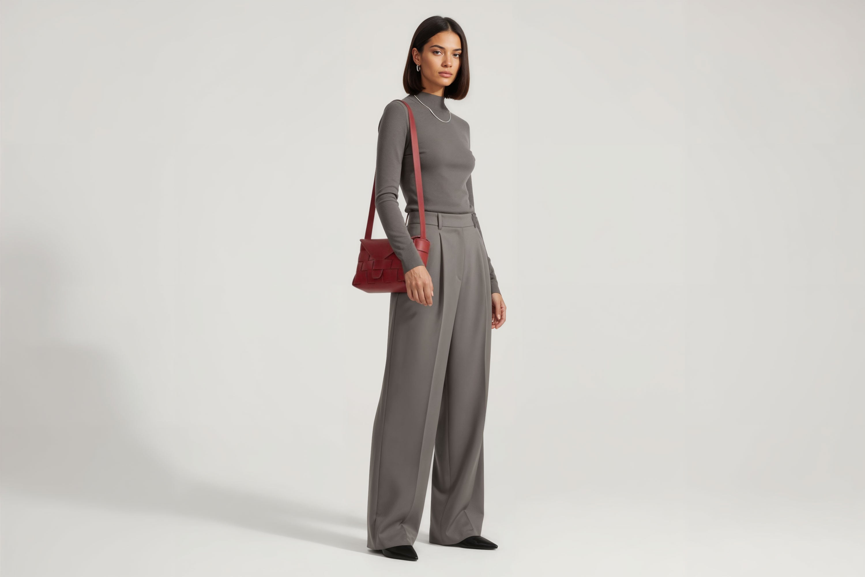Leather Bag Red Color Big Saka On A Woman Model Braided  Vegetable Tanned Leather Modern Minimalist Design Premium Quality Atelier Madre Manuel Dreesmann Barcelona Spain