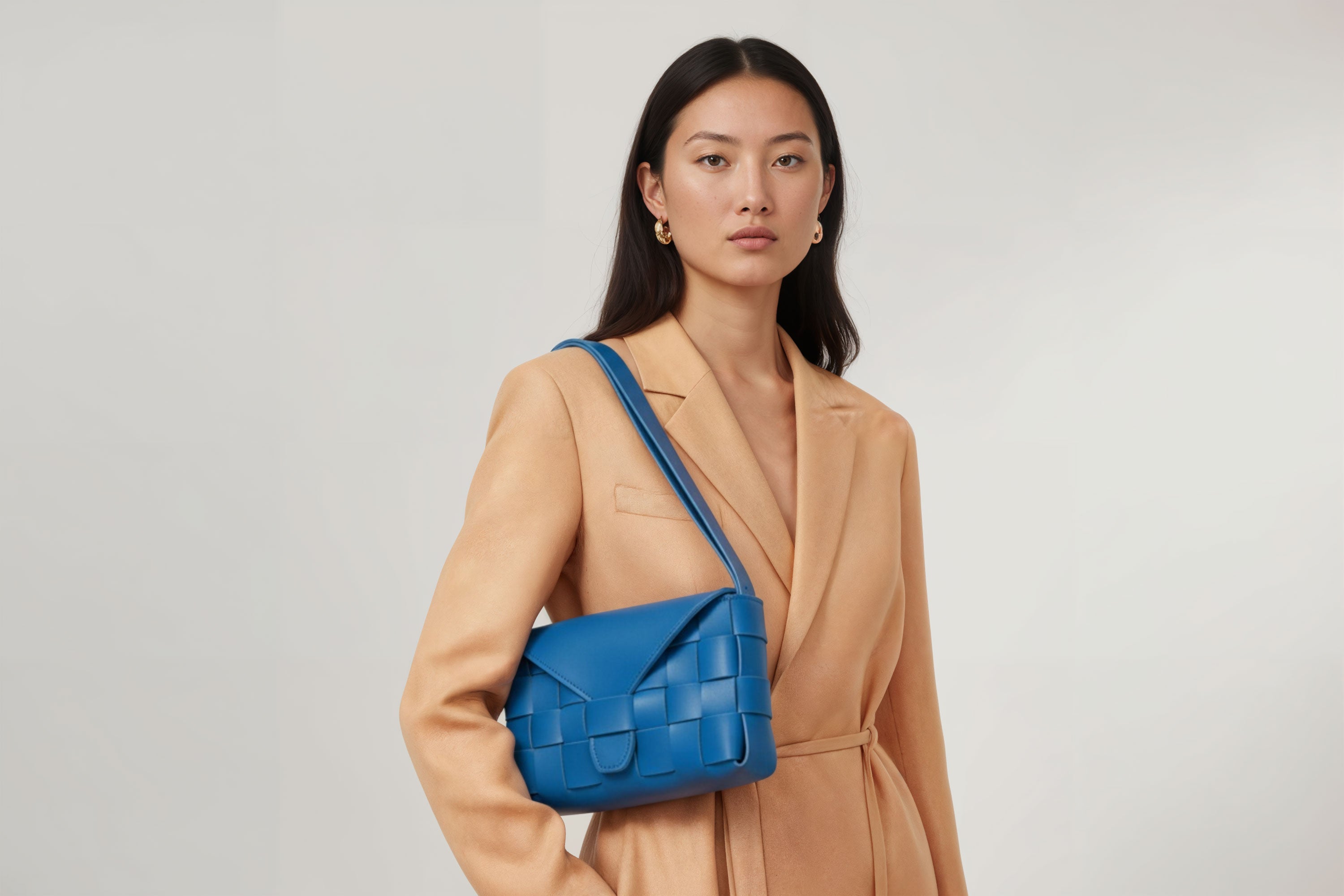 Leather Bag Royal Blue Color Big Saka On A Woman Model Braided  Vegetable Tanned Leather Modern Minimalist Design Premium Quality Atelier Madre Manuel Dreesmann Barcelona Spain