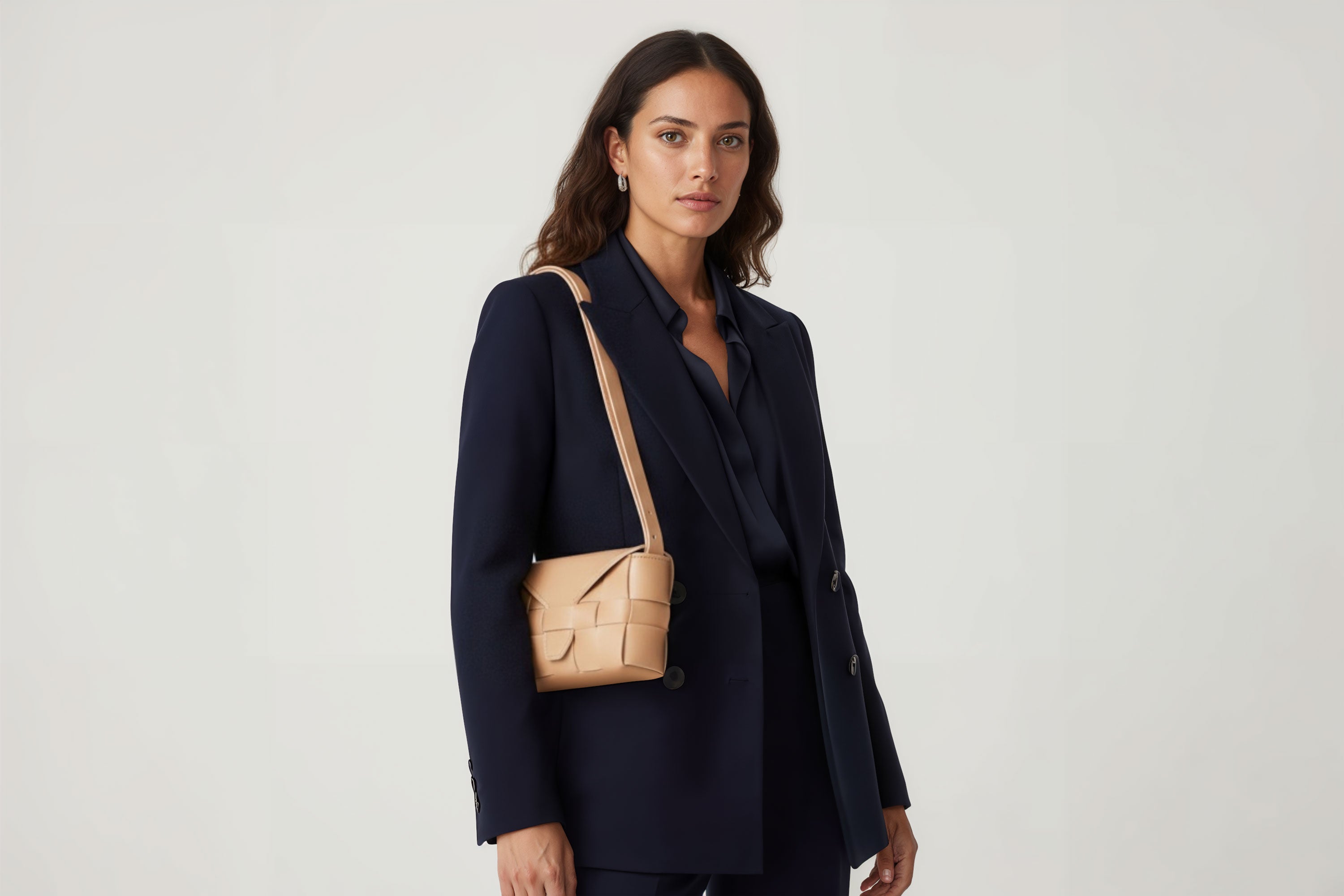 Woven Leather Bag Saka Bag Natural Color Leather On Woman Model Bright Background Vegetable Tanned Leather Modern Minimalist Design Premium Quality Atelier Madre Manuel Dreesmann Barcelona Spain
