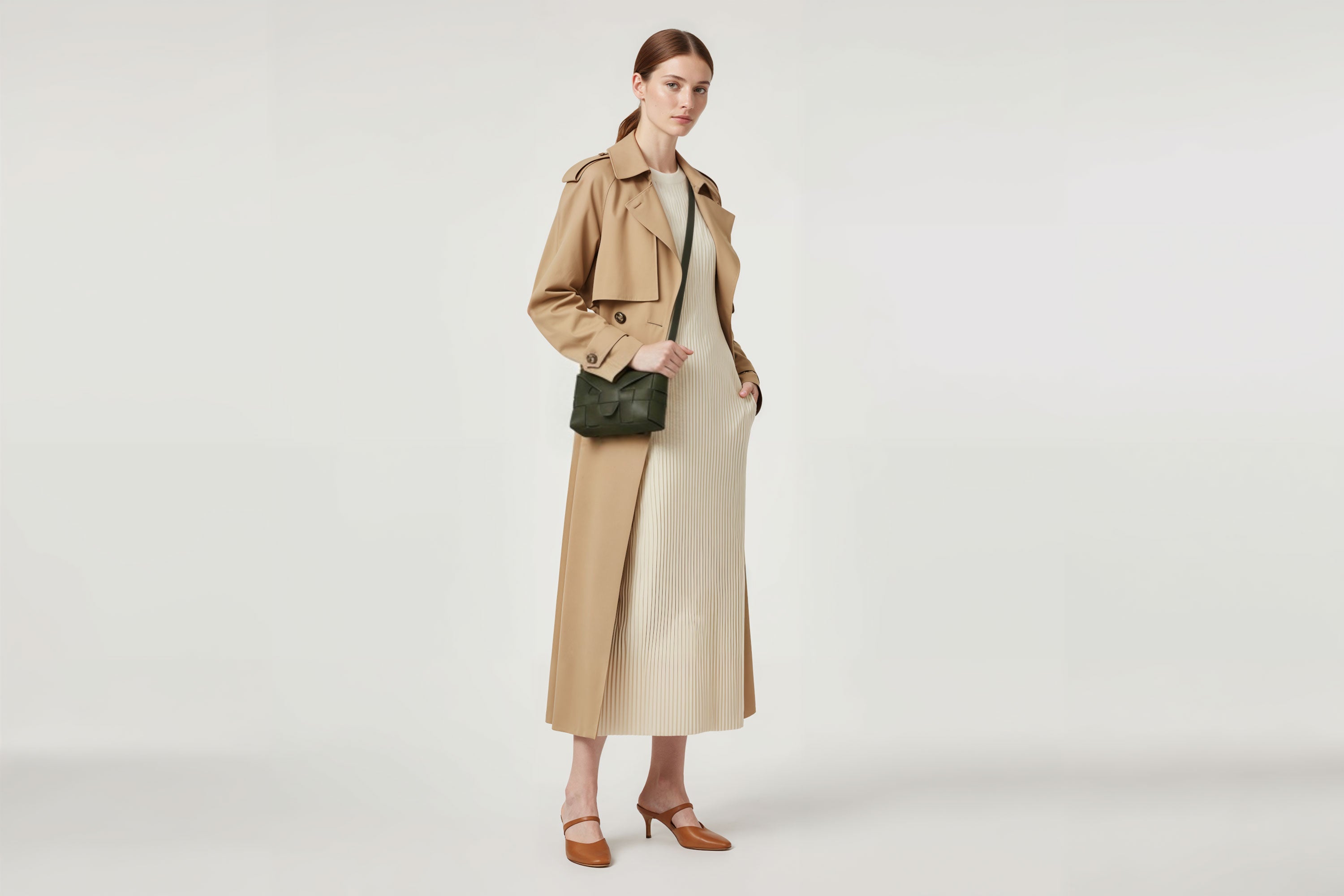 Woven Leather Bag Saka Bag Olive Green Color Leather On Woman Model Bright Background Vegetable Tanned Leather Modern Minimalist Design Premium Quality Atelier Madre Manuel Dreesmann Barcelona Spain