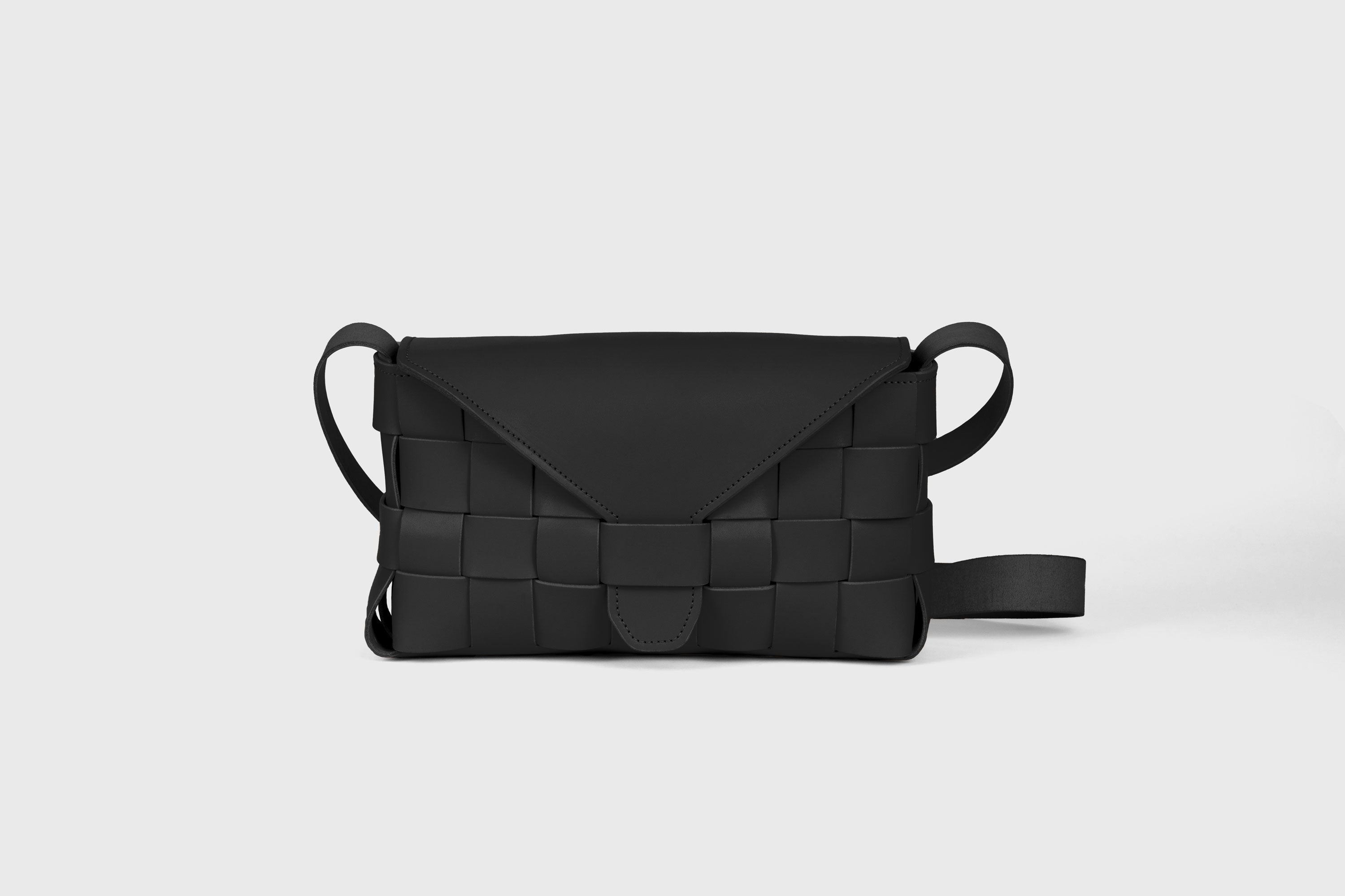 Saka Bag Big In Black Color In Vegetable Tanned Leather Woven Structure Design Atelier Madre Manuel Dreesmann Barcelona Spain