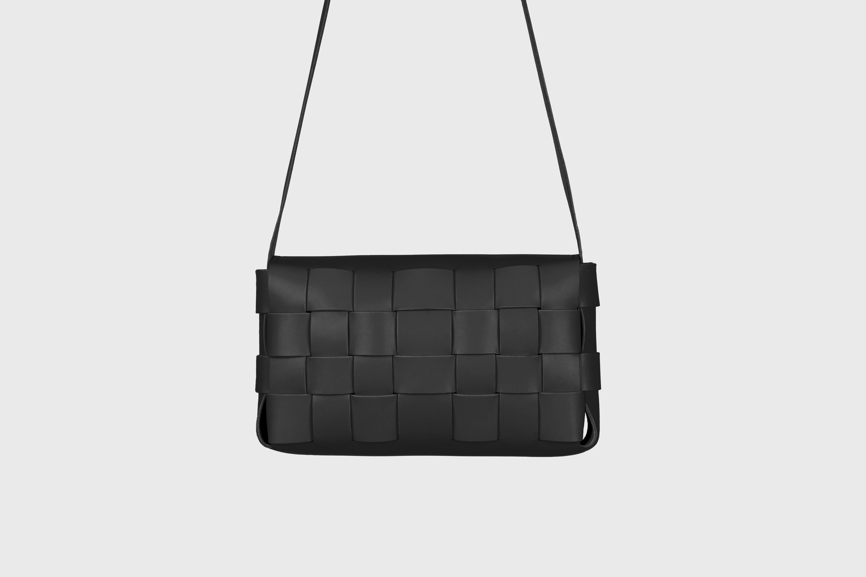 Saka Bag Big In Black Color In Vegetable Tanned Leather Woven Structure Design Atelier Madre Manuel Dreesmann Barcelona Spain