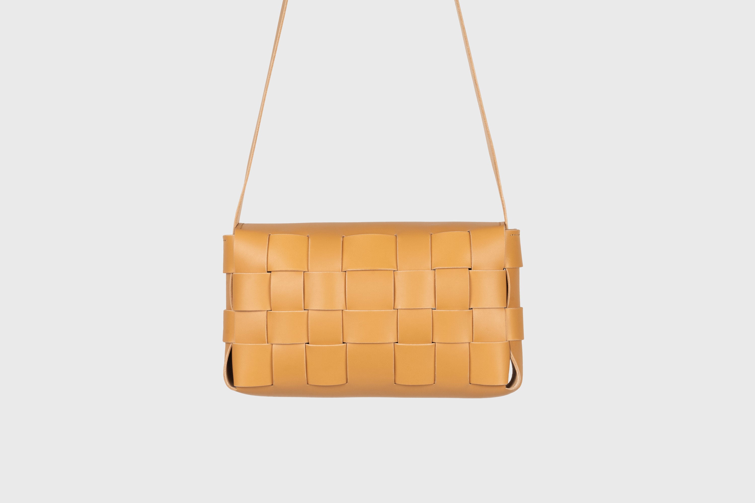 Saka Bag Big In Brown Color In Vegetable Tanned Leather Woven Structure Design Atelier Madre Manuel Dreesmann Barcelona Spain