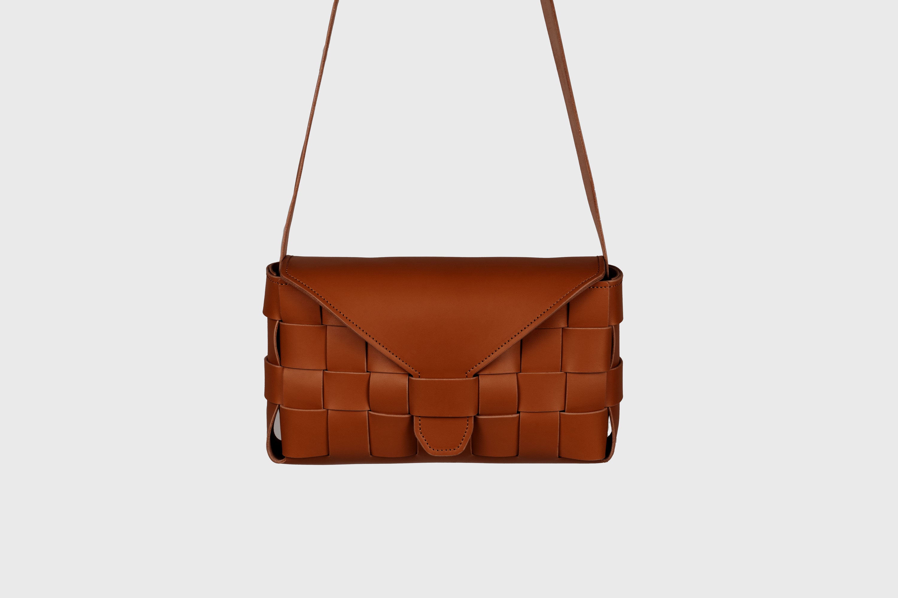 Saka Bag Big In Dark Brown Color In Vegetable Tanned Leather Woven Structure Design Atelier Madre Manuel Dreesmann Barcelona Spain