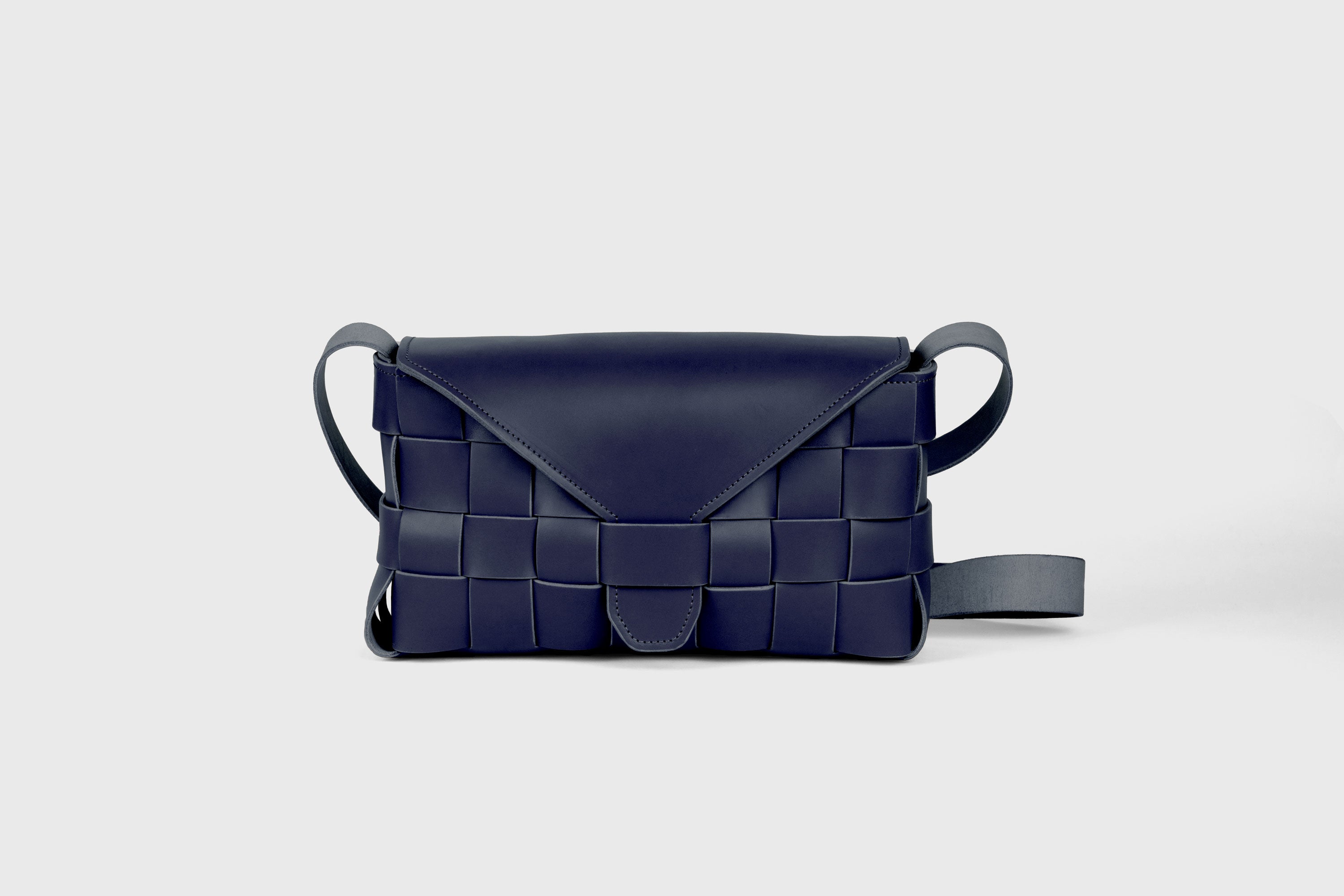 Saka Bag Big In Marine Blue Color In Vegetable Tanned Leather Woven Structure Design Atelier Madre Manuel Dreesmann Barcelona Spain