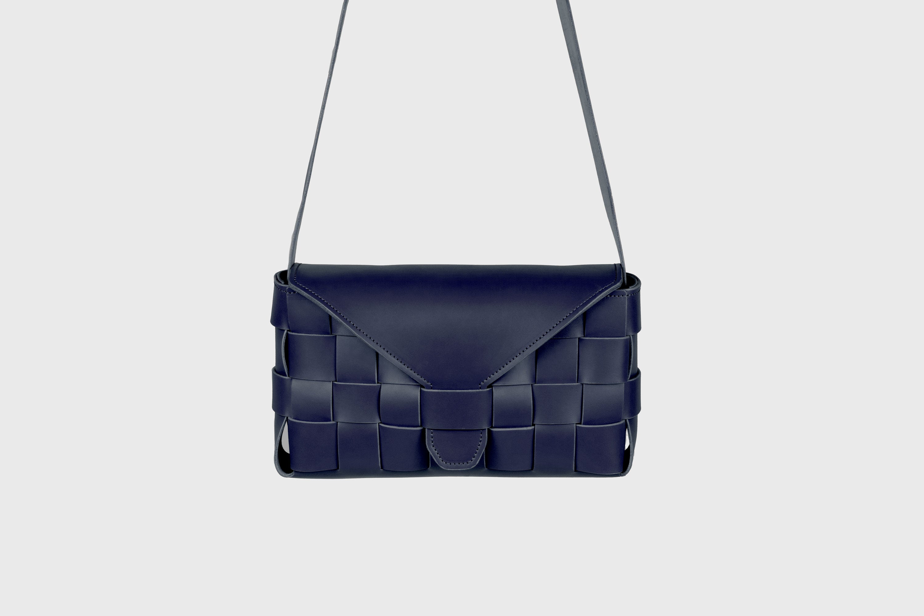 Saka Bag Big In Marine Blue Color In Vegetable Tanned Leather Woven Structure Design Atelier Madre Manuel Dreesmann Barcelona Spain