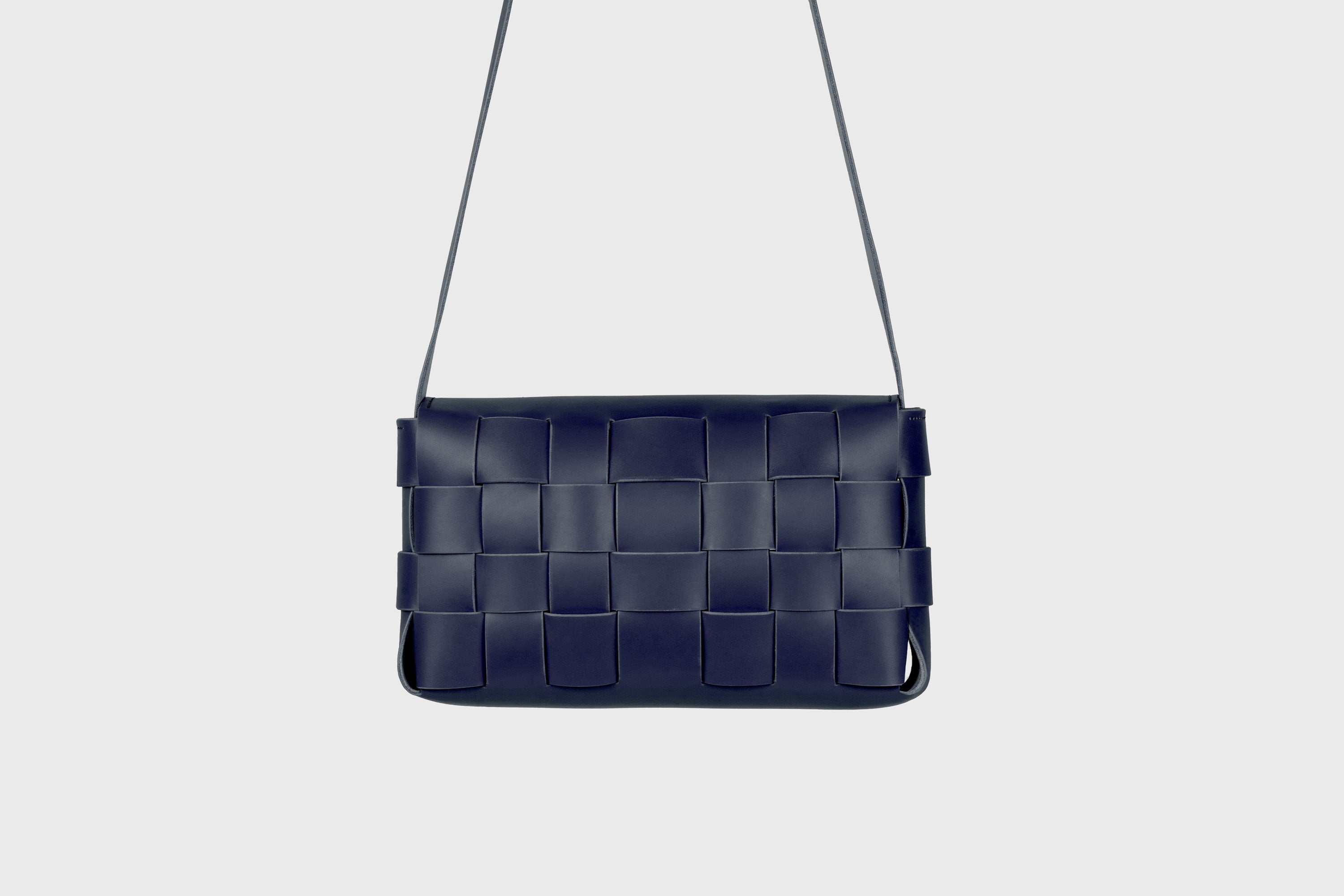 Saka Bag Big In Marine Blue Color In Vegetable Tanned Leather Woven Structure Design Atelier Madre Manuel Dreesmann Barcelona Spain