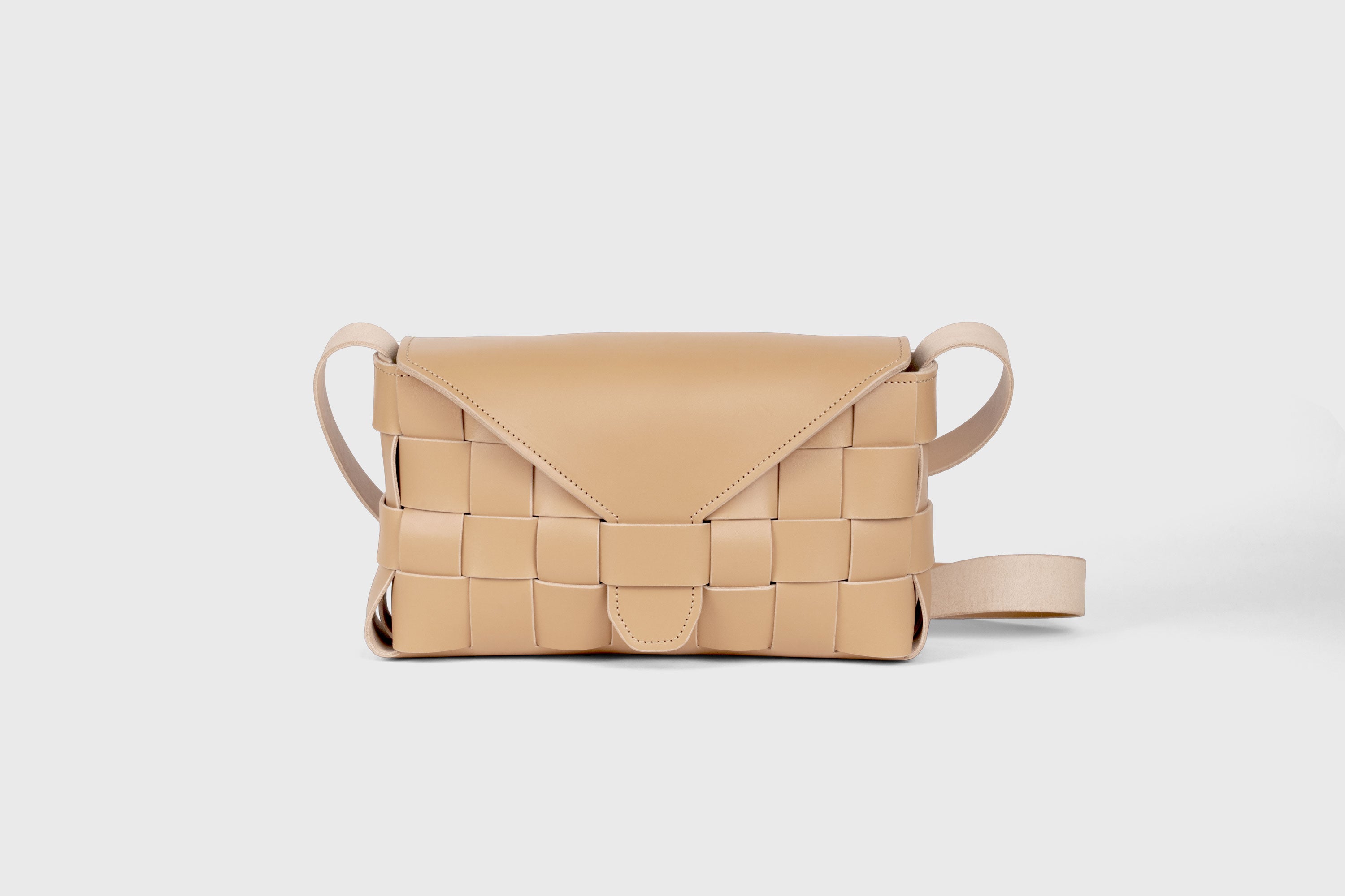Saka Bag Big In Natural Color In Vegetable Tanned Leather Woven Structure Design Atelier Madre Manuel Dreesmann Barcelona Spain