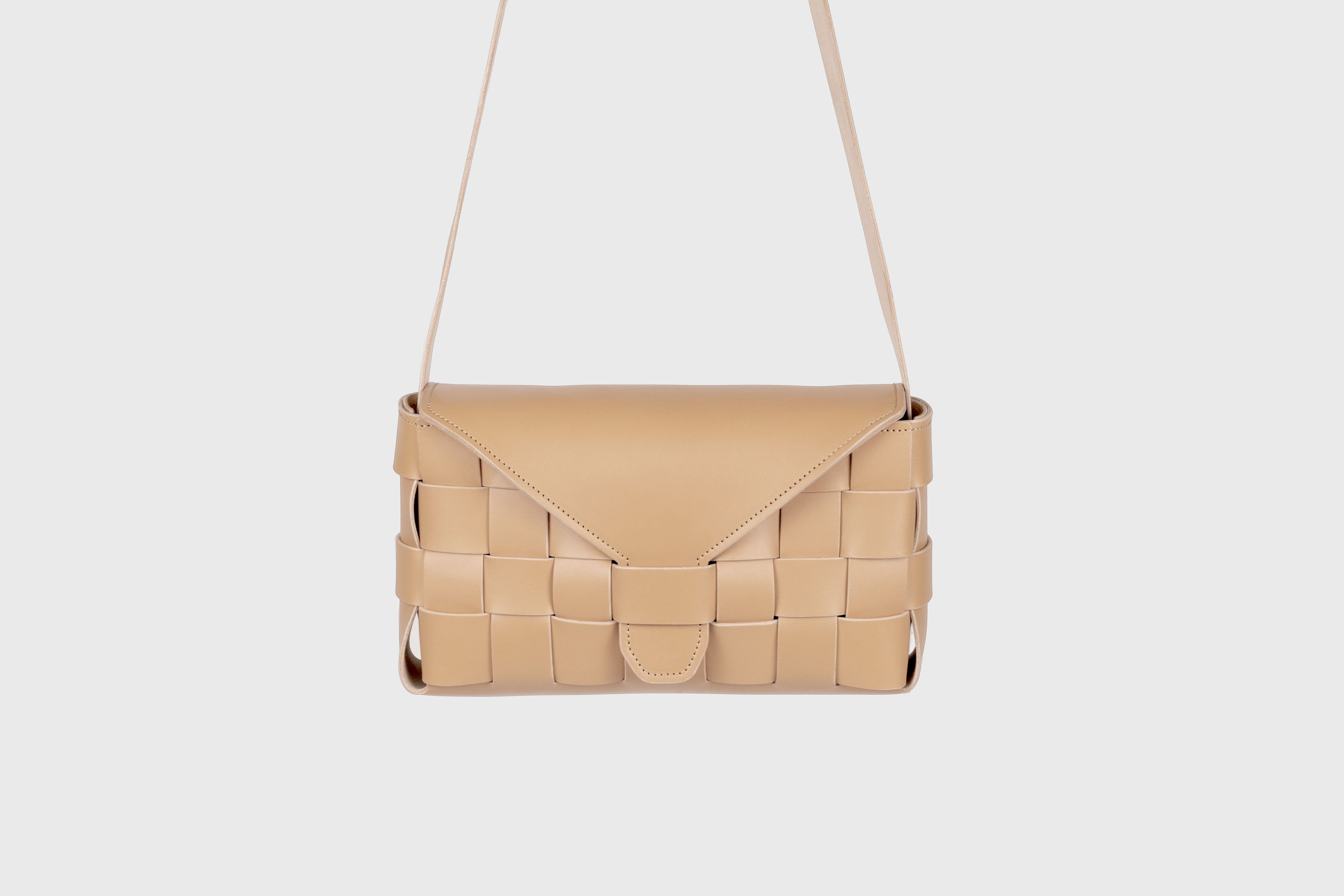 Saka Bag Big In Natural Color In Vegetable Tanned Leather Woven Structure Design Atelier Madre Manuel Dreesmann Barcelona Spain