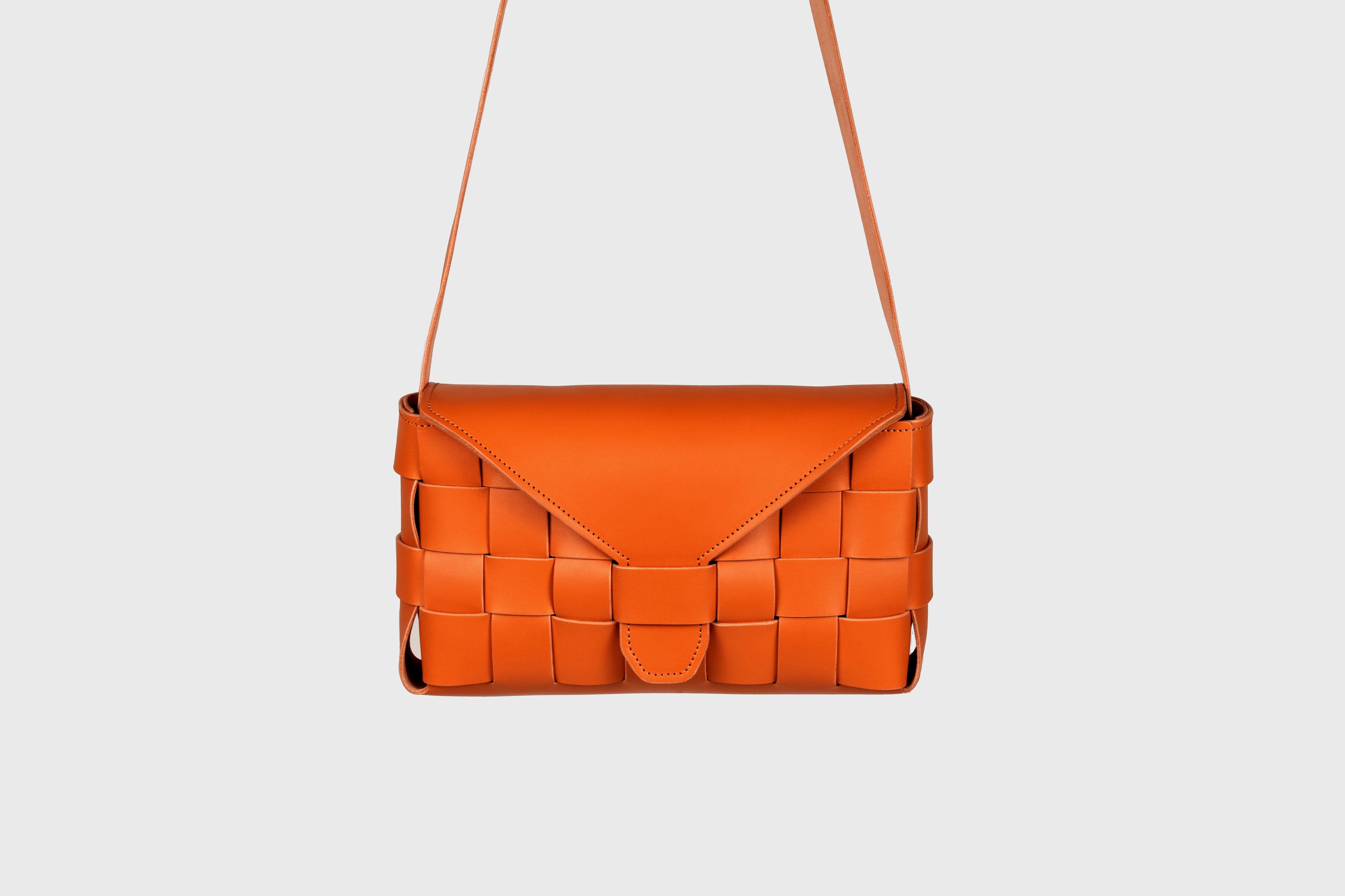 Saka Bag Big In Orange Color In Vegetable Tanned Leather Woven Structure Design Atelier Madre Manuel Dreesmann Barcelona Spain