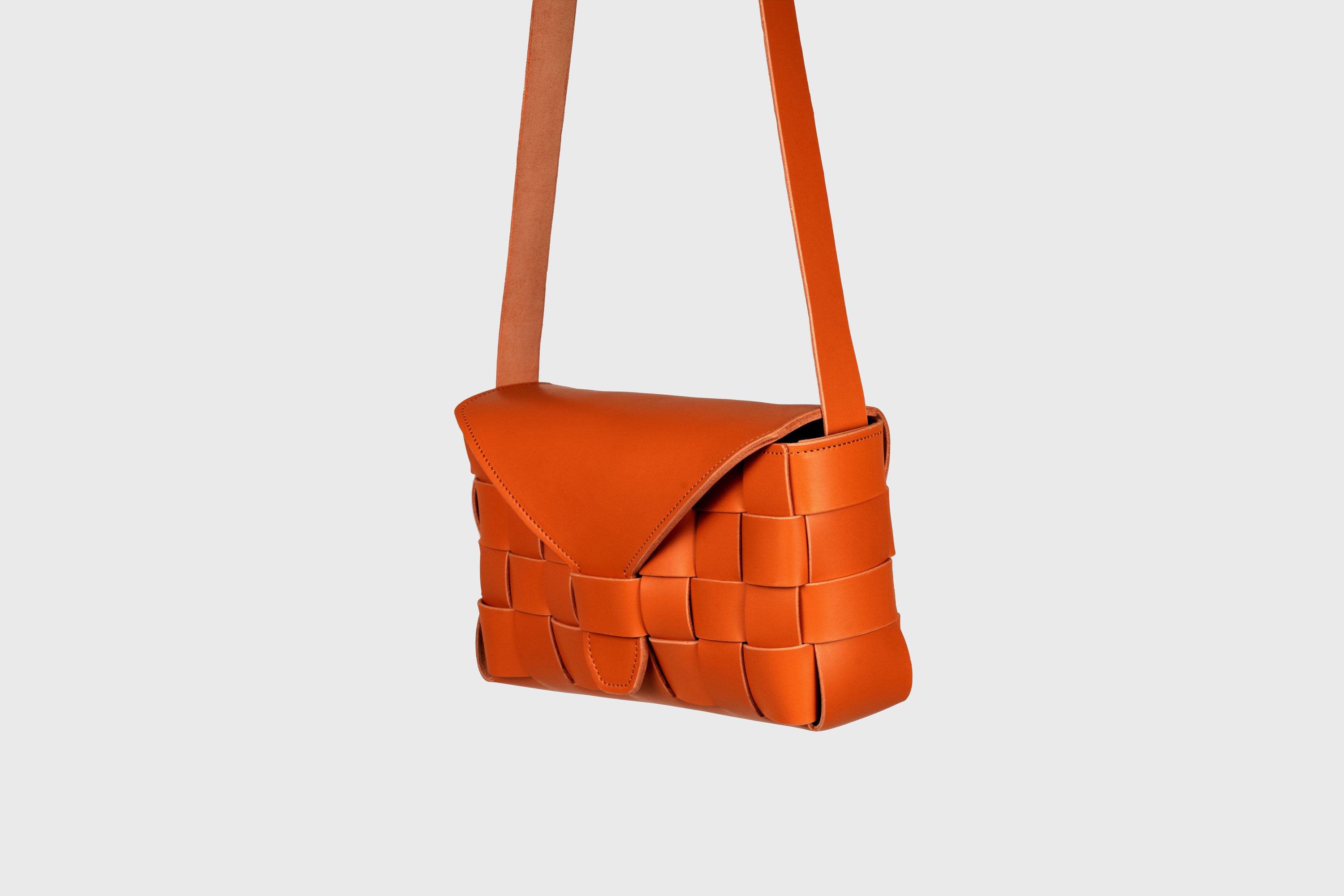 Saka Bag Big In Orange Color In Vegetable Tanned Leather Woven Structure Design Atelier Madre Manuel Dreesmann Barcelona Spain