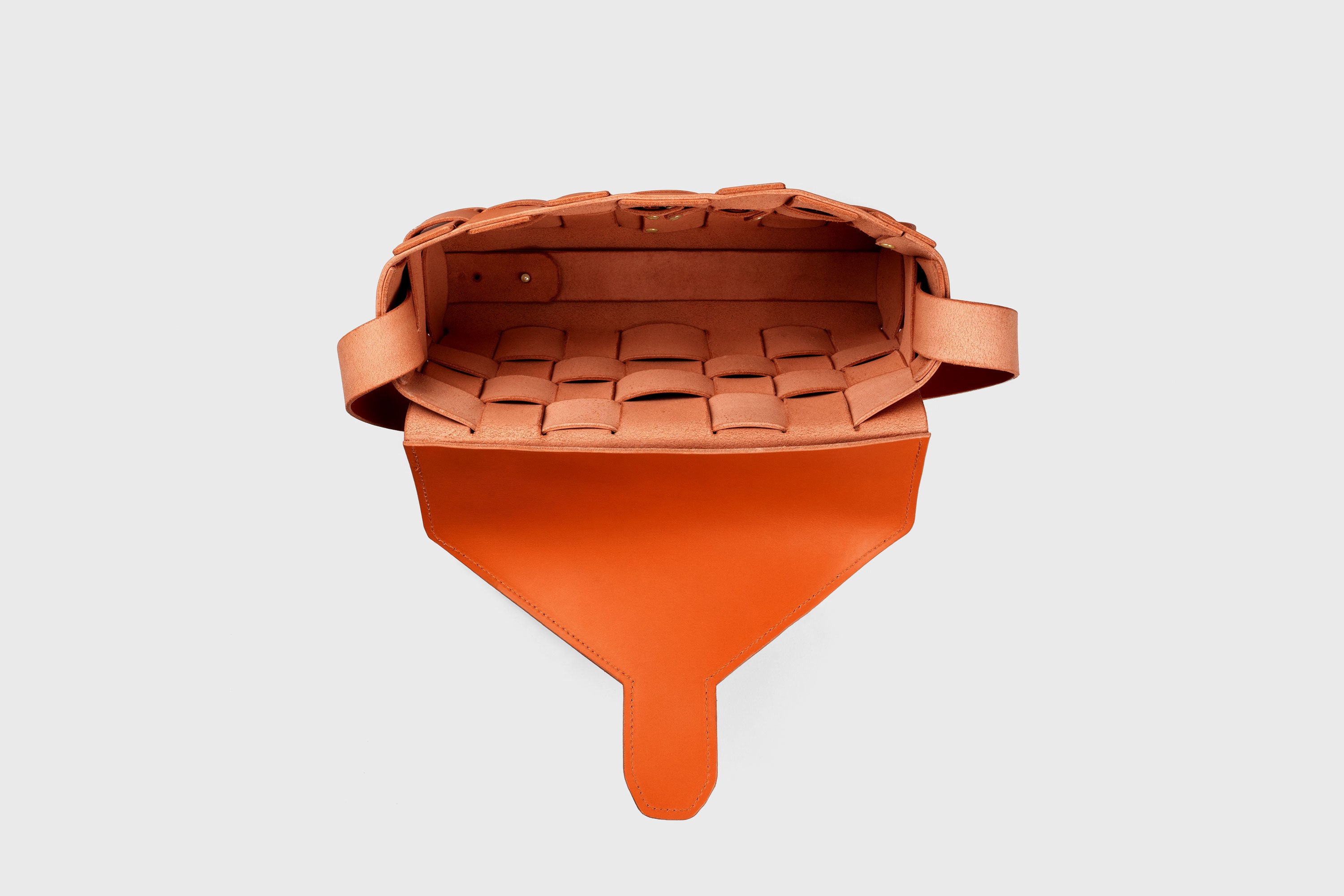Saka Bag Big In Orange Color In Vegetable Tanned Leather Woven Structure Design Atelier Madre Manuel Dreesmann Barcelona Spain