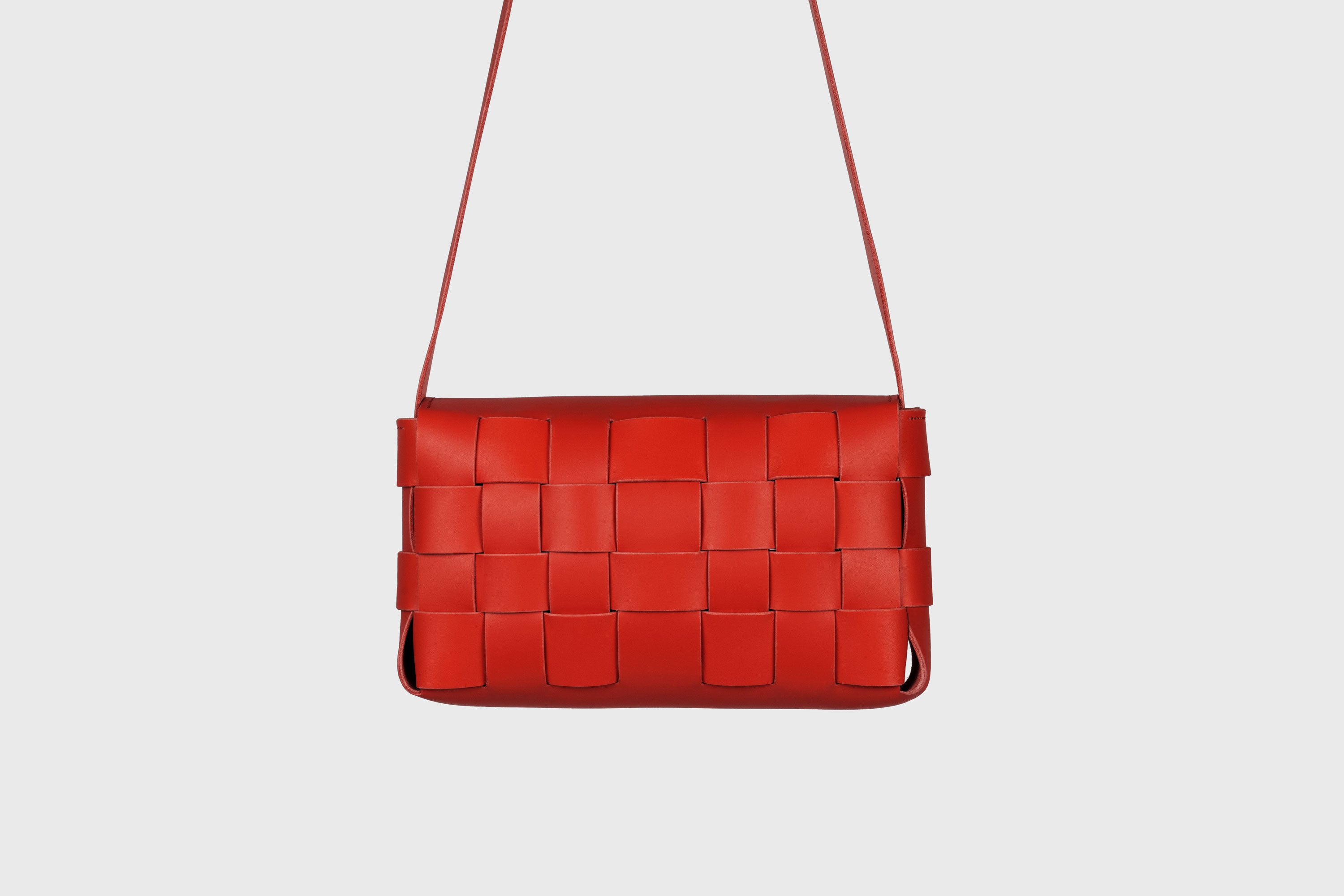 Saka Bag Big In Red Color In Vegetable Tanned Leather Woven Structure Design Atelier Madre Manuel Dreesmann Barcelona Spain