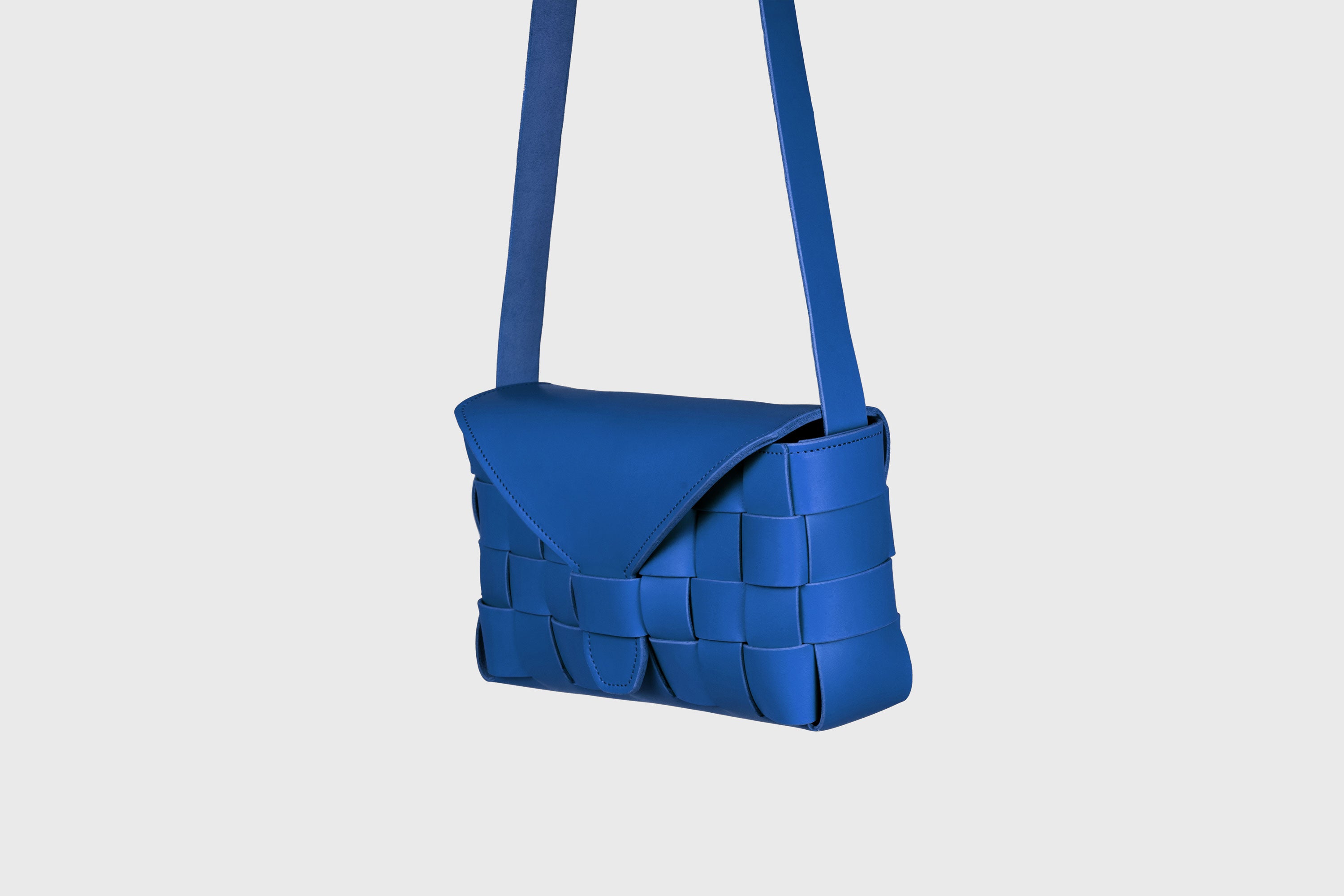 Saka Bag Big In Royal Blue Color In Vegetable Tanned Leather Woven Structure Design Atelier Madre Manuel Dreesmann Barcelona Spain