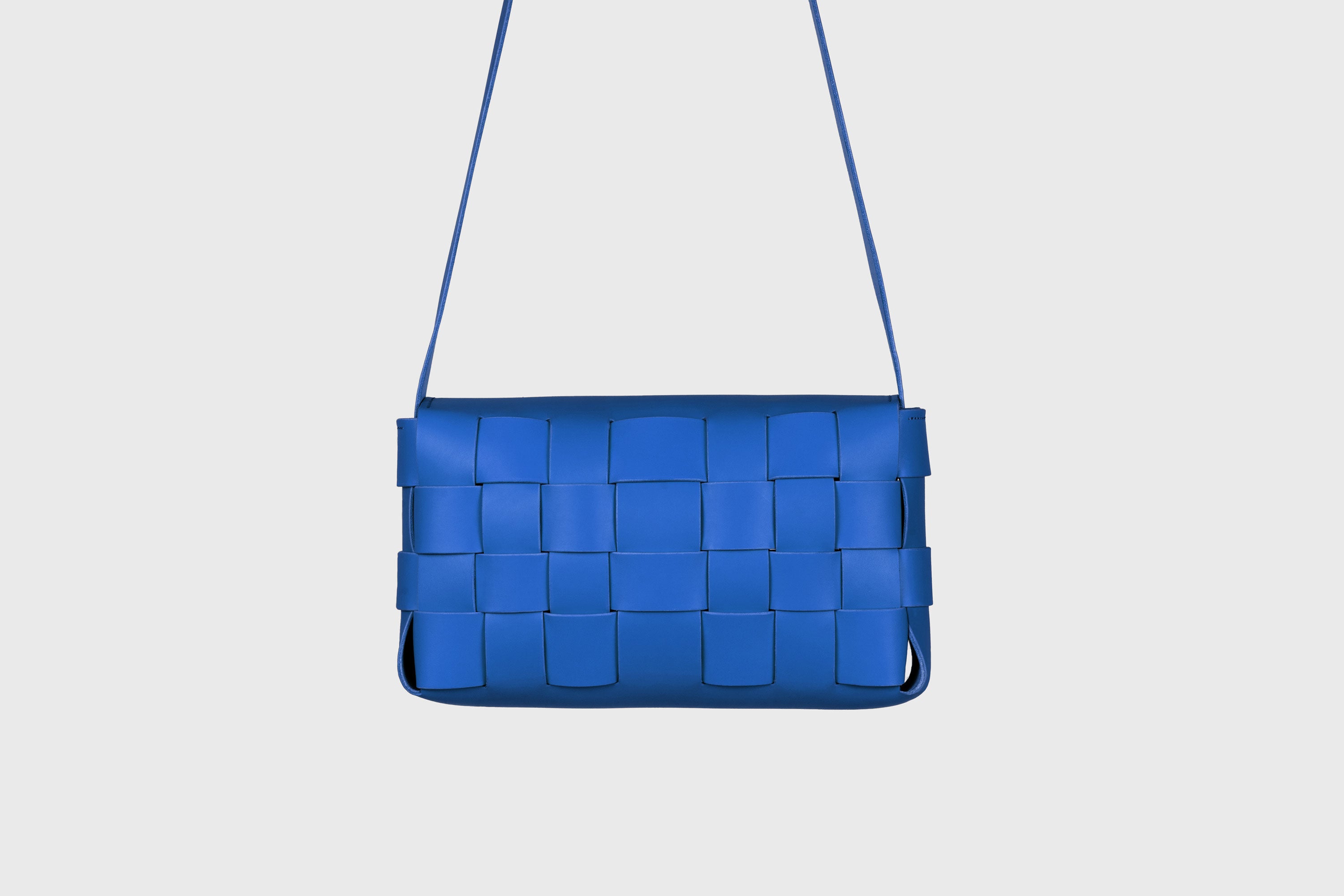 Saka Bag Big In Royal Blue Color In Vegetable Tanned Leather Woven Structure Design Atelier Madre Manuel Dreesmann Barcelona Spain
