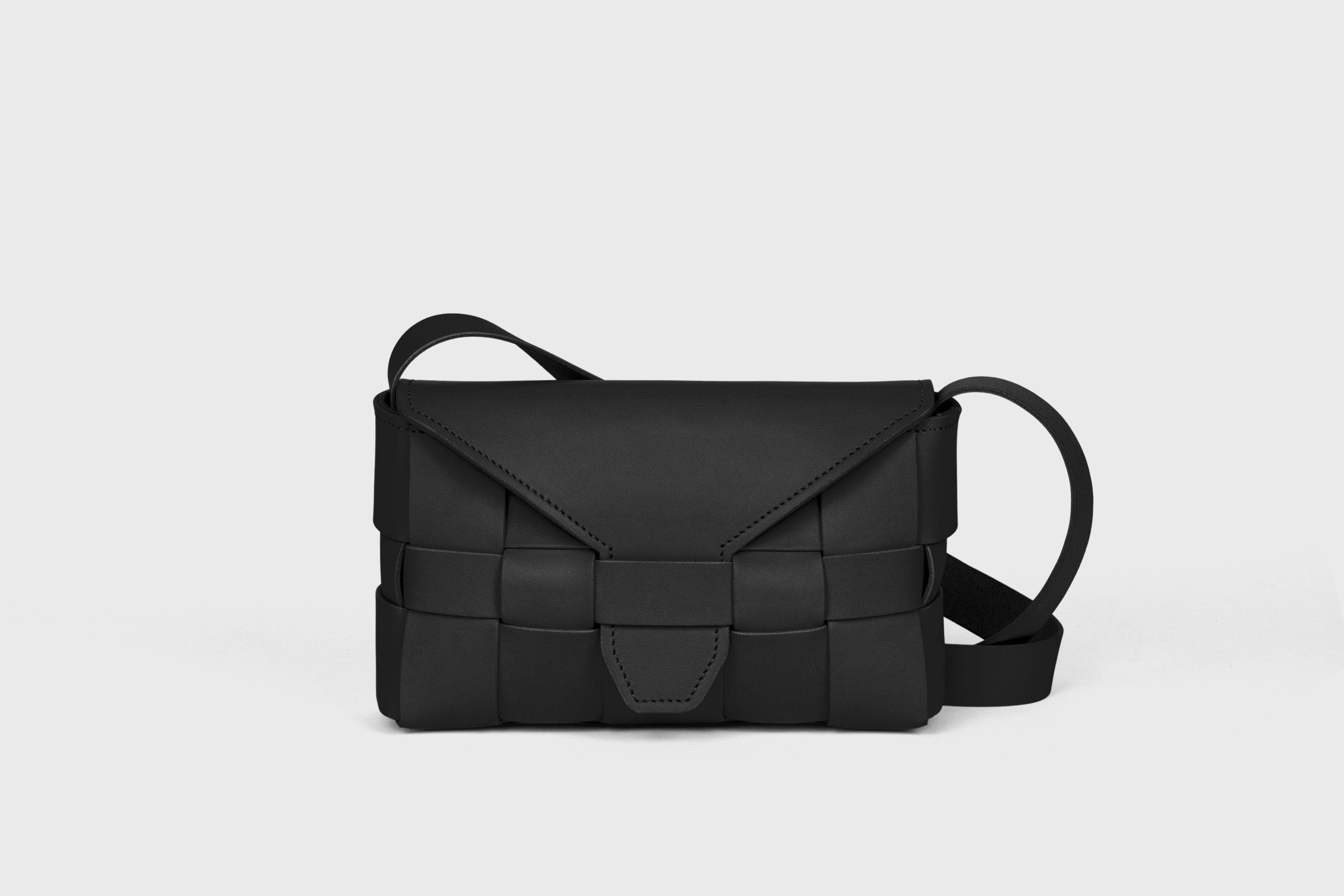 Saka Leather Shoulder Bag | Atelier Madre
