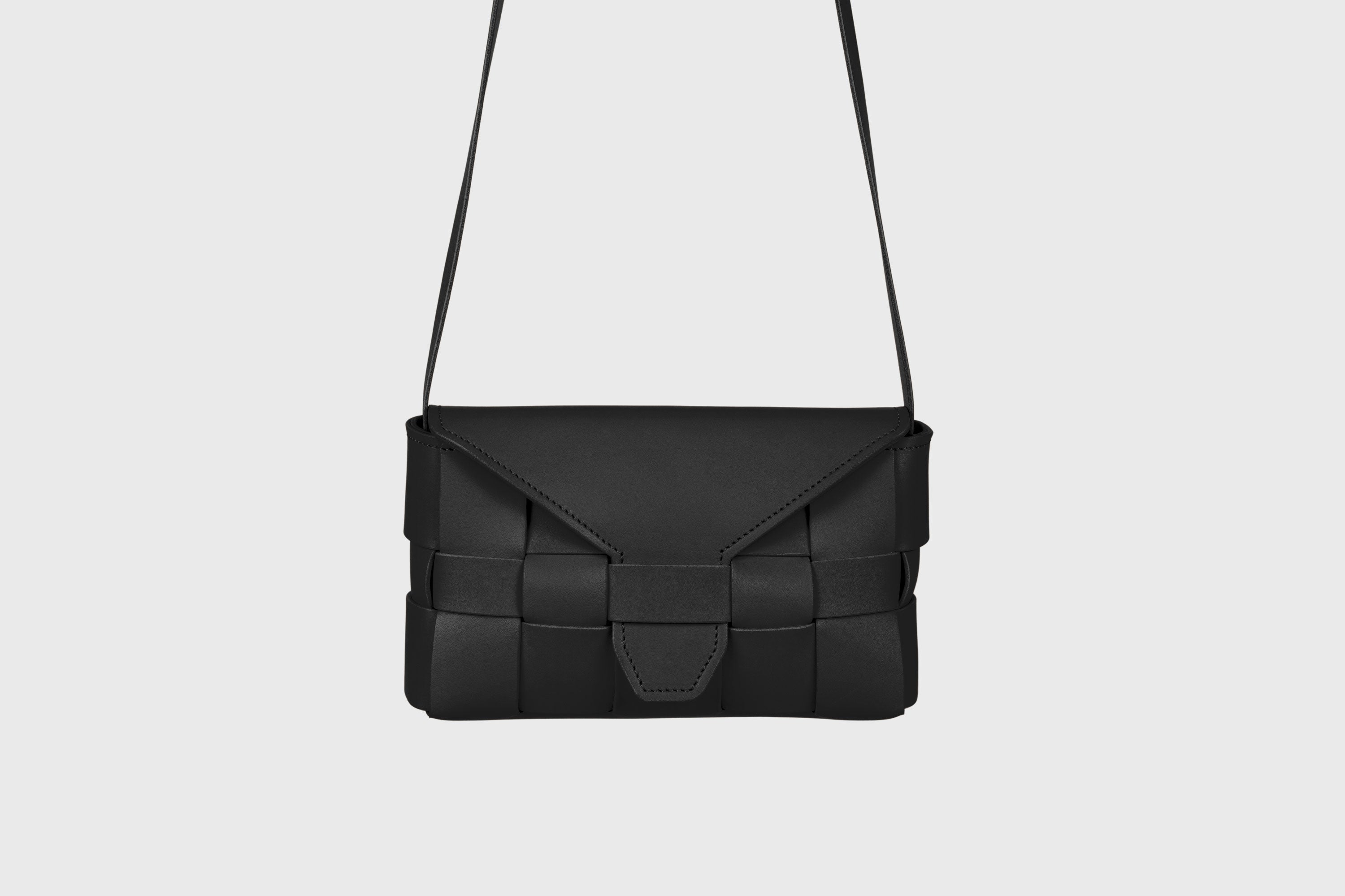 Saka Bag Regular In Black Color In Vegetable Tanned Full Grain Leather Woven Structure Design Atelier Madre Manuel Dreesmann Barcelona Spain