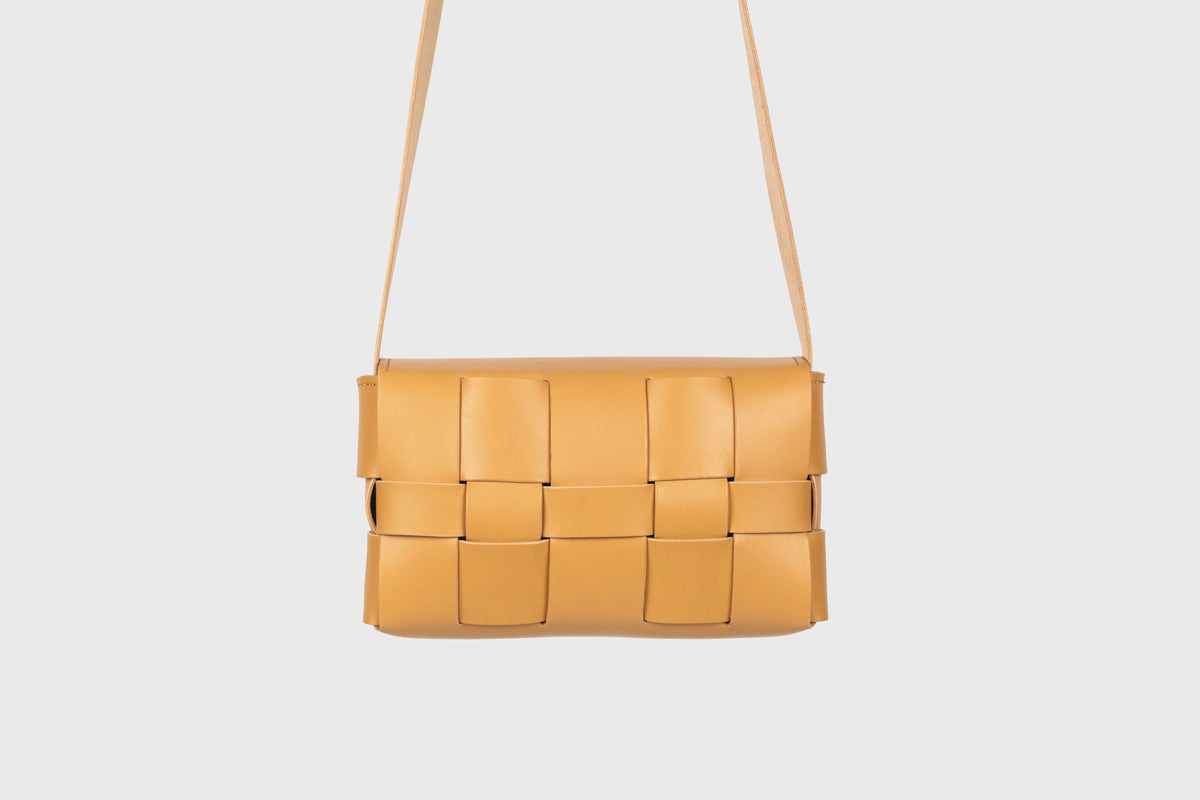 Saka Brown Colour Leather Vegetable Tanned Modern Minimal Design Premium Quality Atelier Madre Manuel Dreesmann Barcelona 2