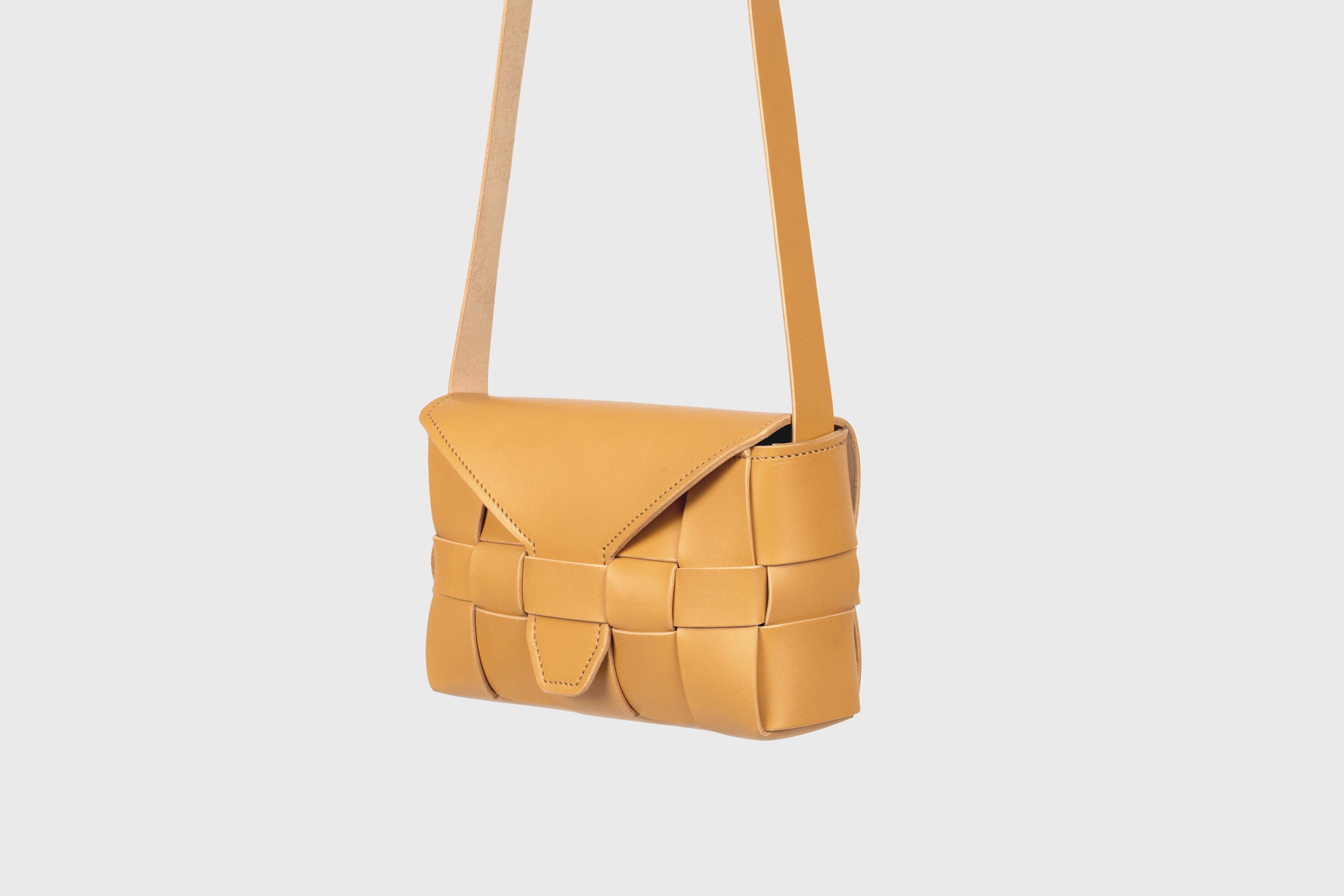 Saka Bag Regular In Brown Color In Vegetable Tanned Full Grain Leather Woven Structure Design Atelier Madre Manuel Dreesmann Barcelona Spain