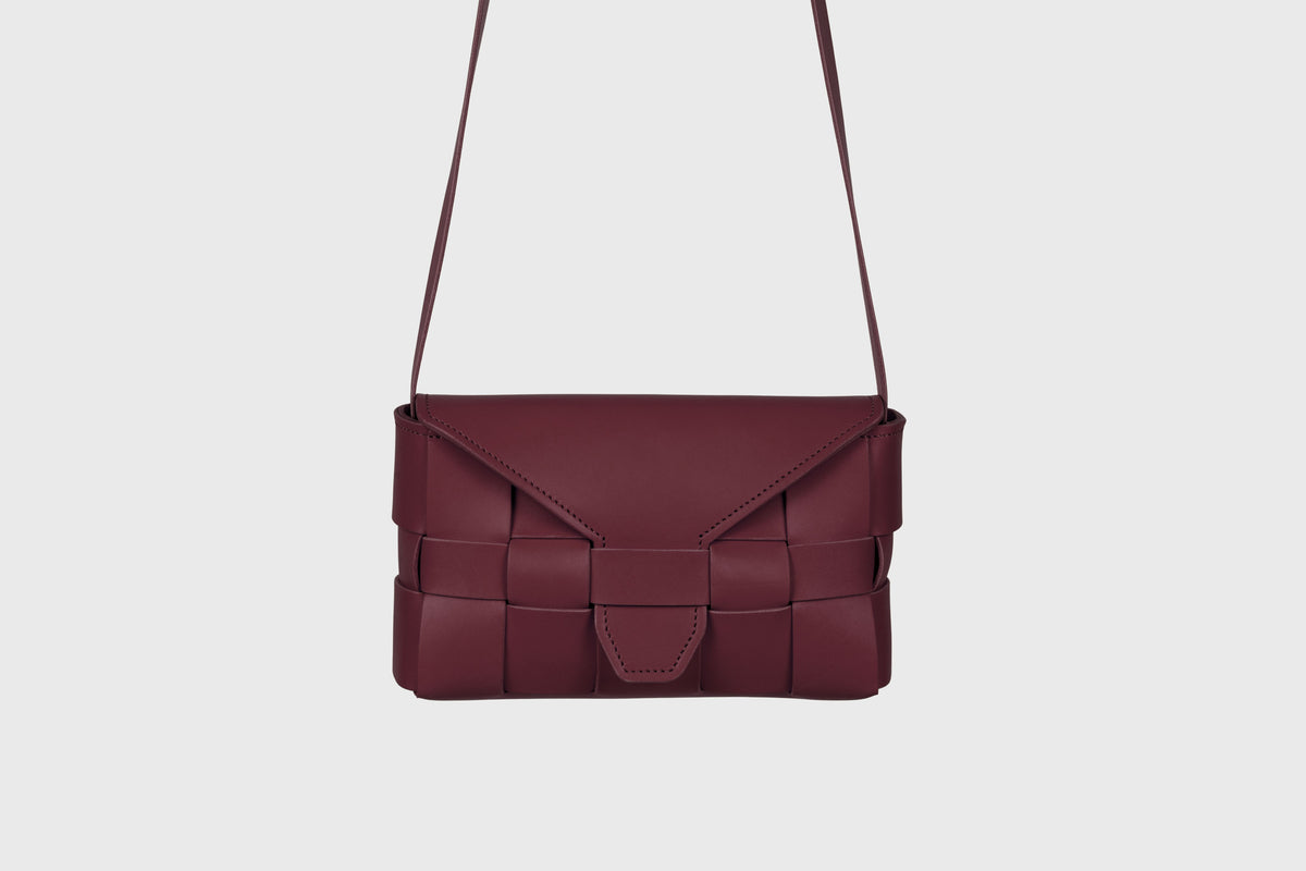 Saka Burgundy Colour Leather Vegetable Tanned Modern Minimal Design Premium Quality Atelier Madre Manuel Dreesmann Barcelona 3