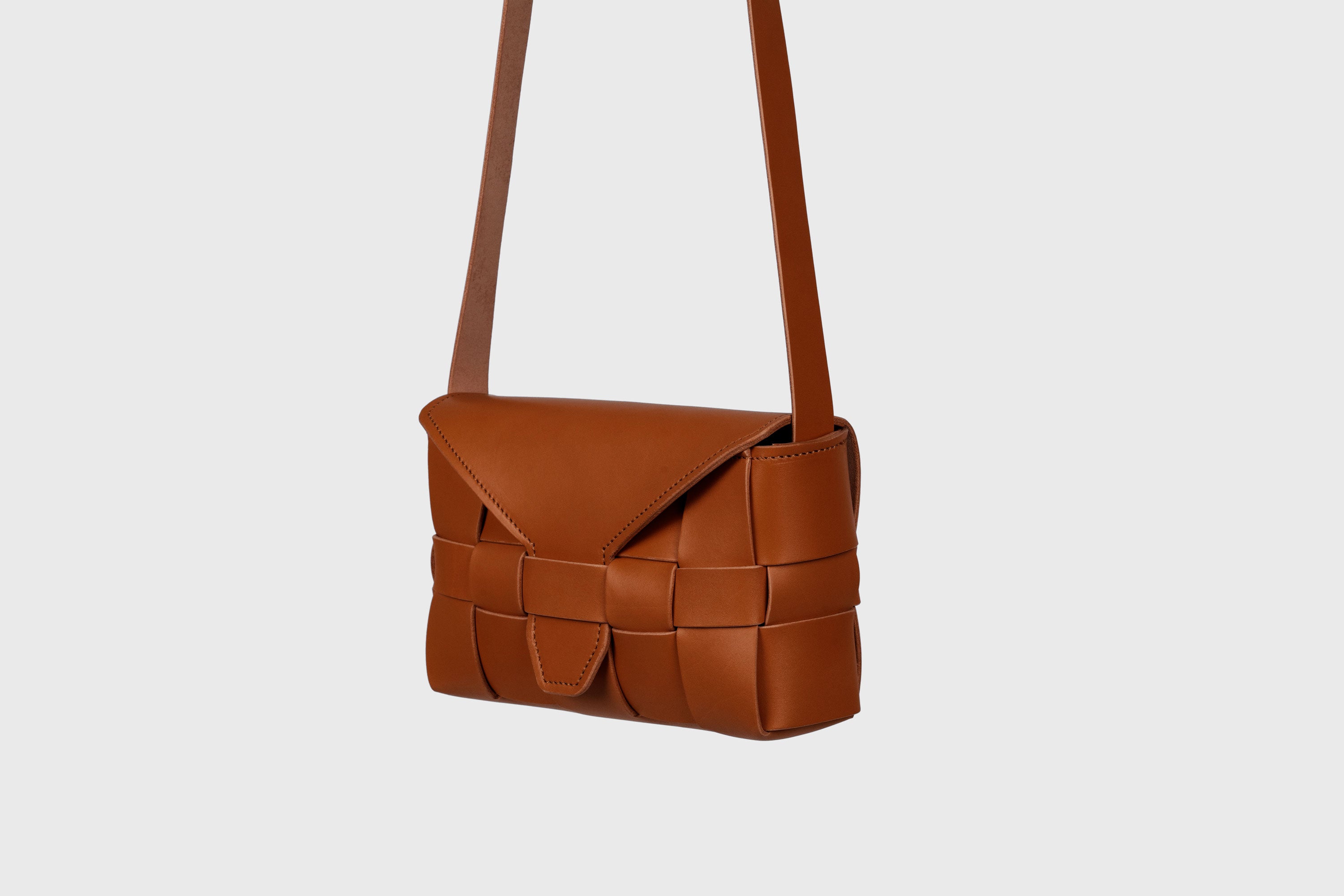 Saka Bag Regular In Dark Brown Color In Vegetable Tanned Full Grain Leather Woven Structure Design Atelier Madre Manuel Dreesmann Barcelona Spain