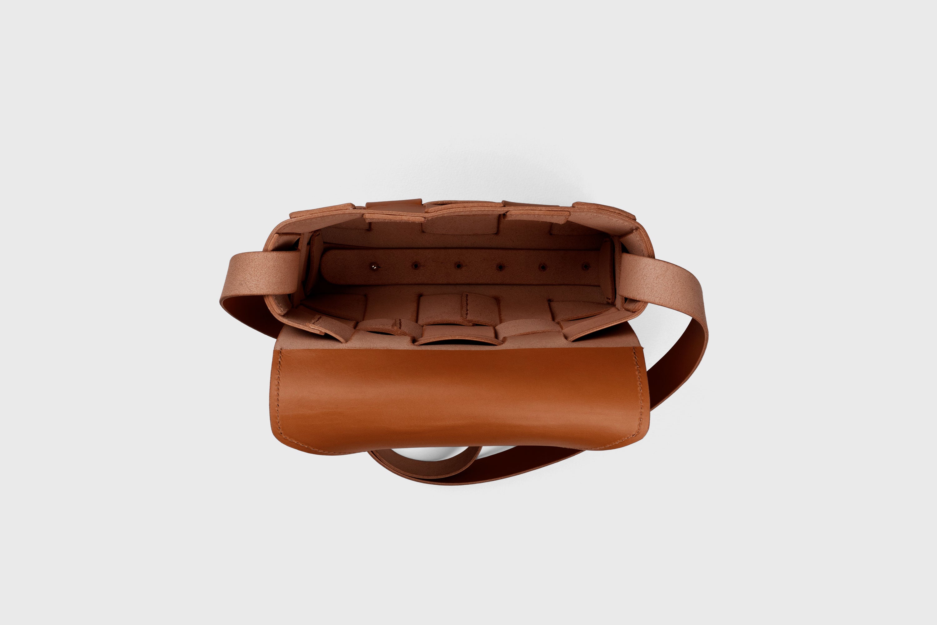 Saka Bag Regular In Dark Brown Color In Vegetable Tanned Full Grain Leather Woven Structure Design Atelier Madre Manuel Dreesmann Barcelona Spain