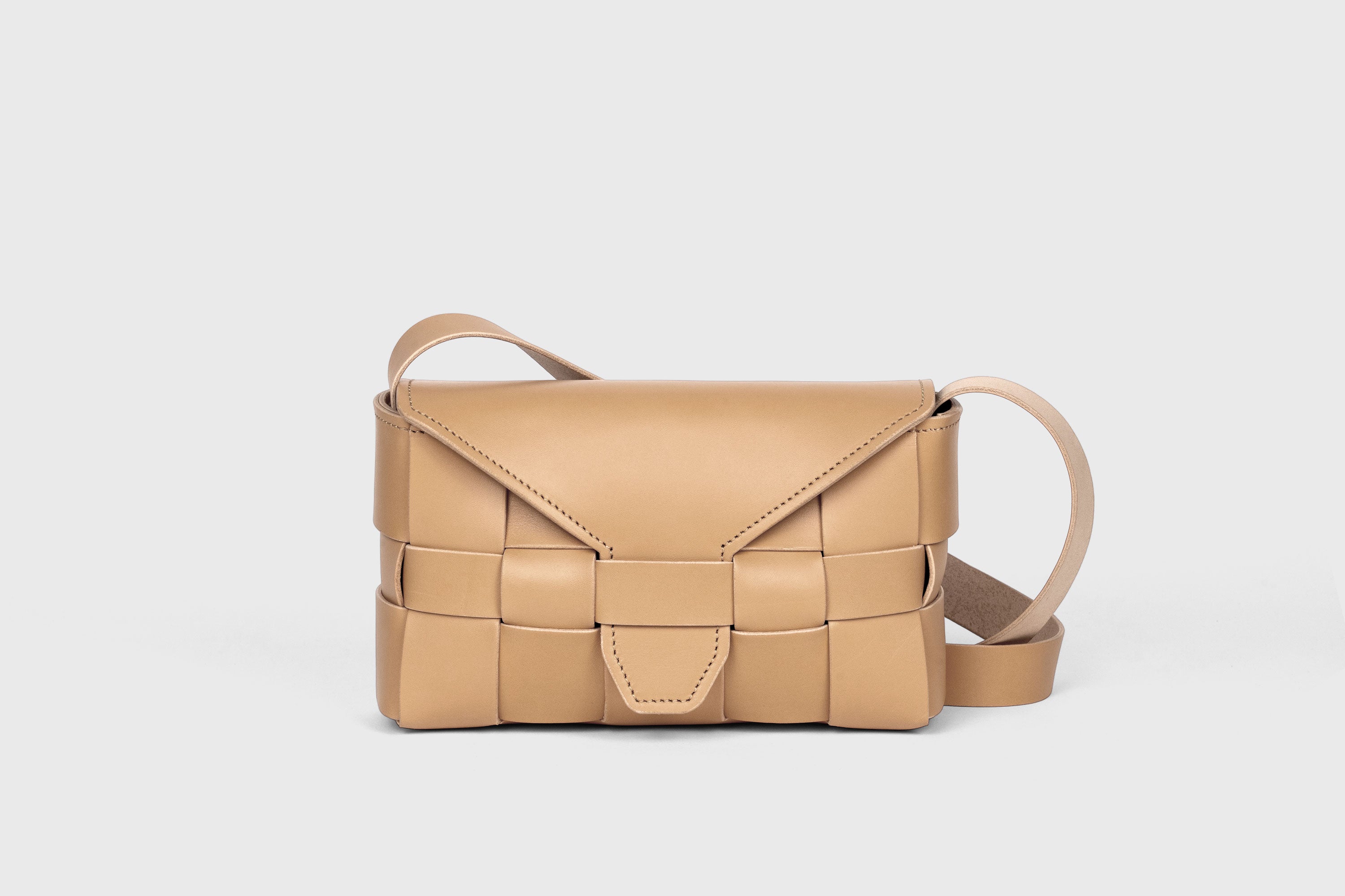 Saka Bag Regular In Natural Color In Vegetable Tanned Full Grain Leather Woven Structure Design Atelier Madre Manuel Dreesmann Barcelona Spain